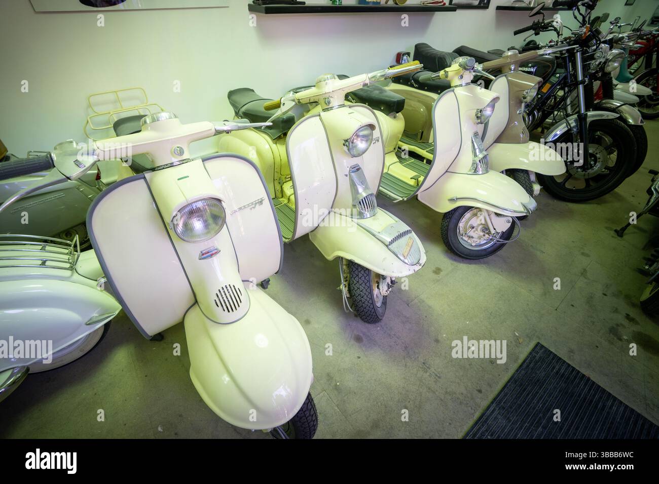 Una preziosa collezione di scooter per vitage in una piccola stanza Foto Stock