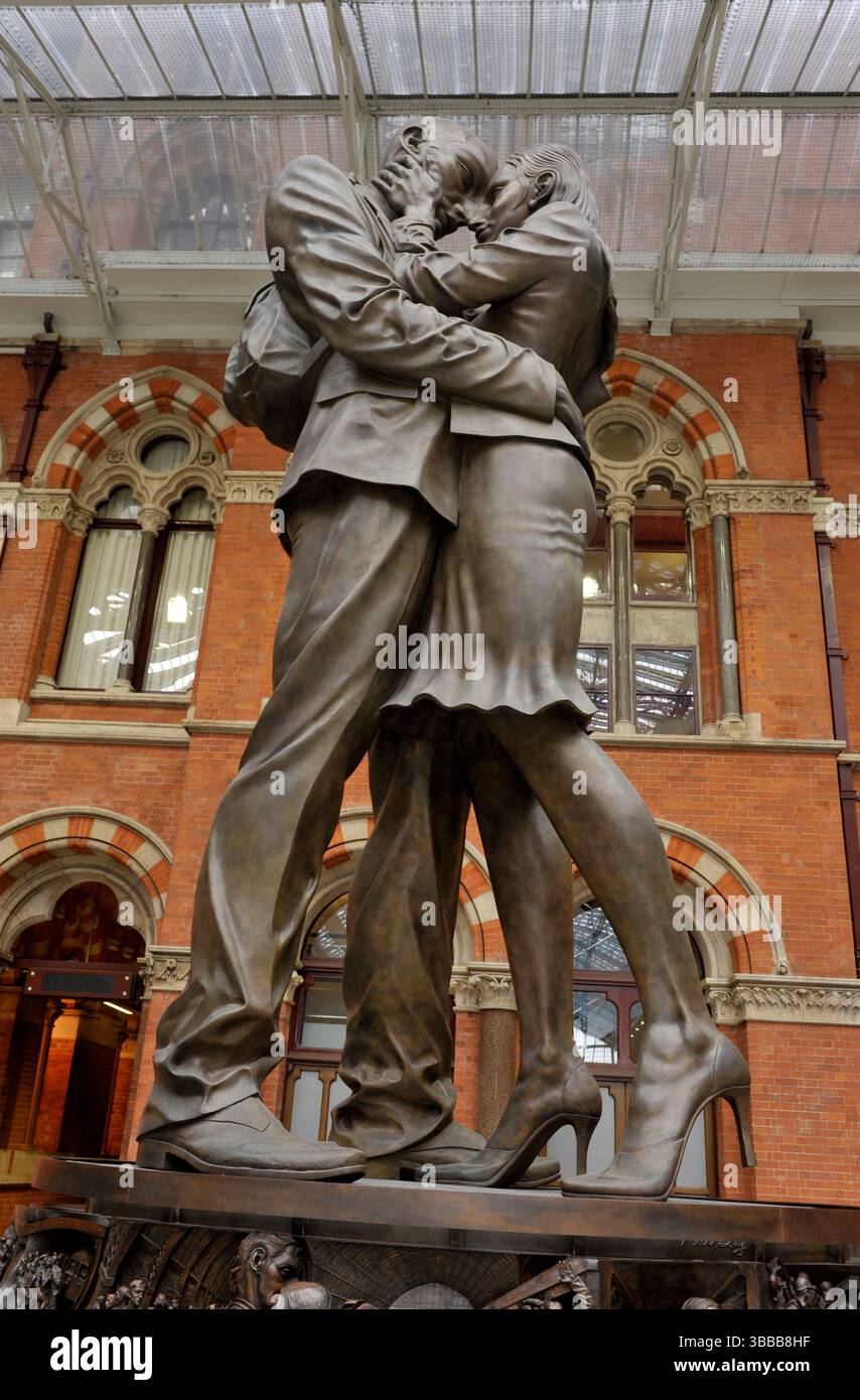 Royaume-uni, Londres, statua d'un Couple S'Embrassant du Sculpteur Paul Day, dans la gare International de Saint Pancras/statua di bronzo del Paul Day, Britis Foto Stock