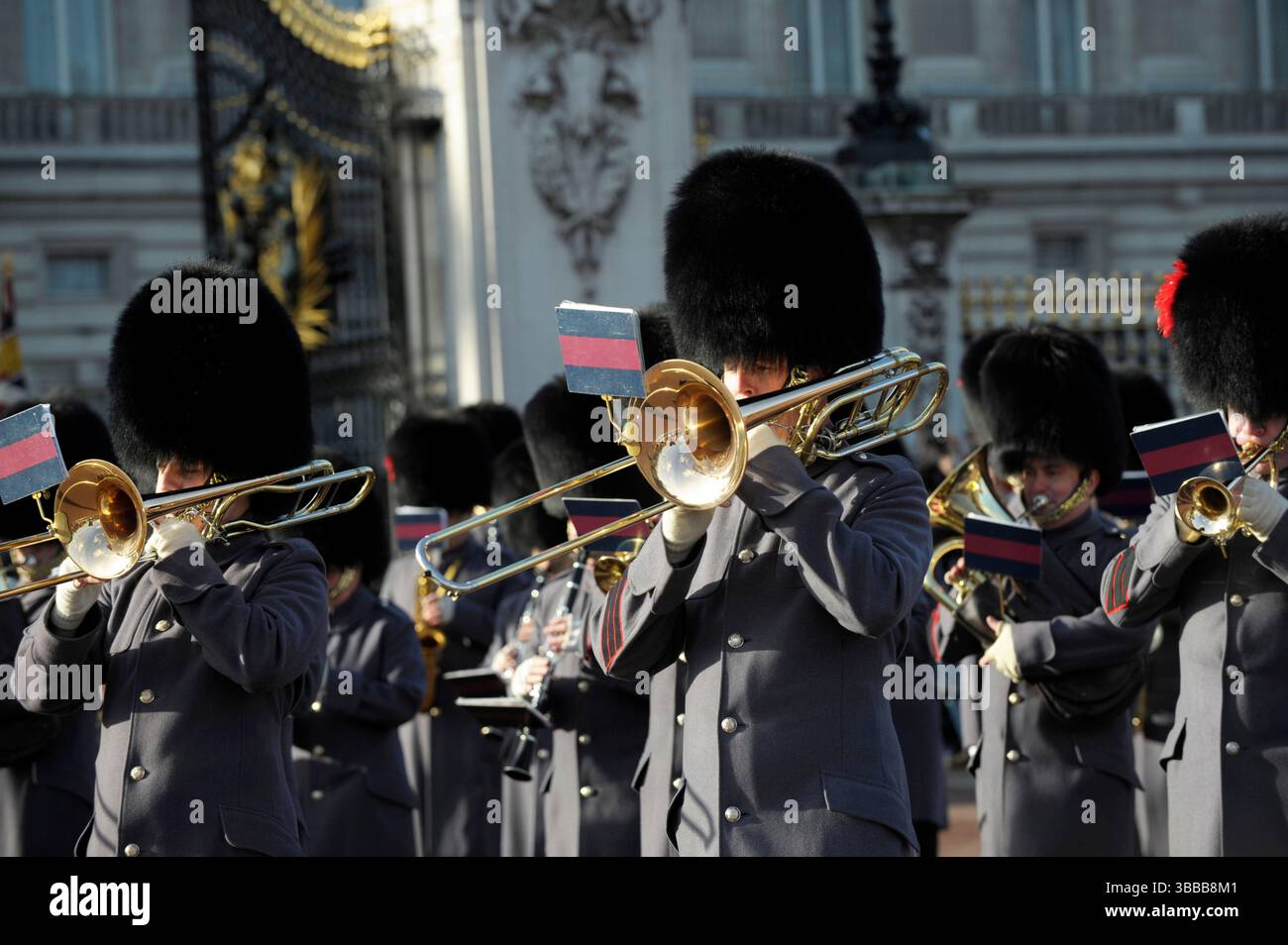 Guardie britanniche di fronte al Buckingam Palace a Londra, Inghilterra, Regno Unito Foto Stock