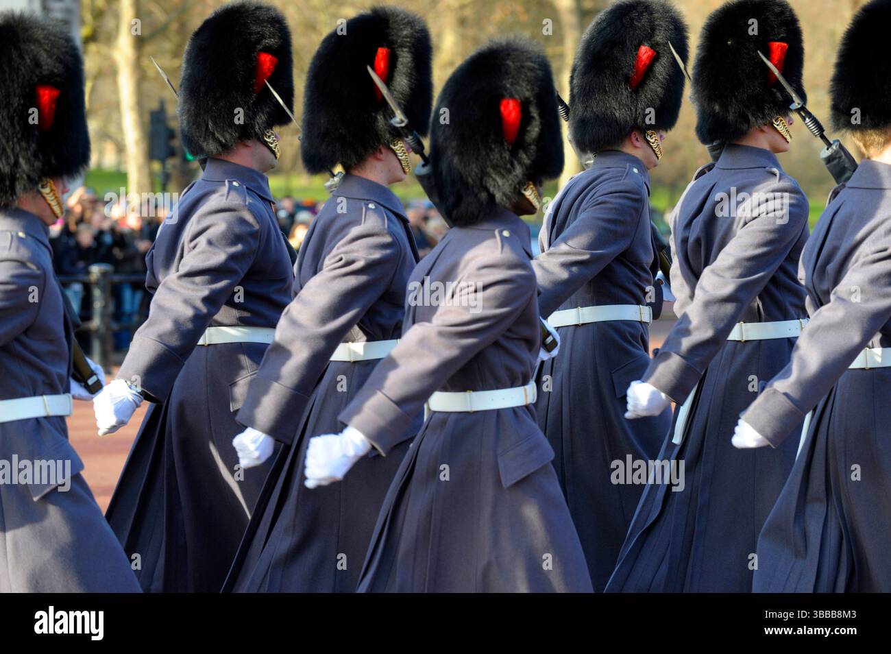 British guardie marzo verso il basso al di fuori di Buckingam Palace di Londra,l'Inghilterra,Regno Unito Foto Stock