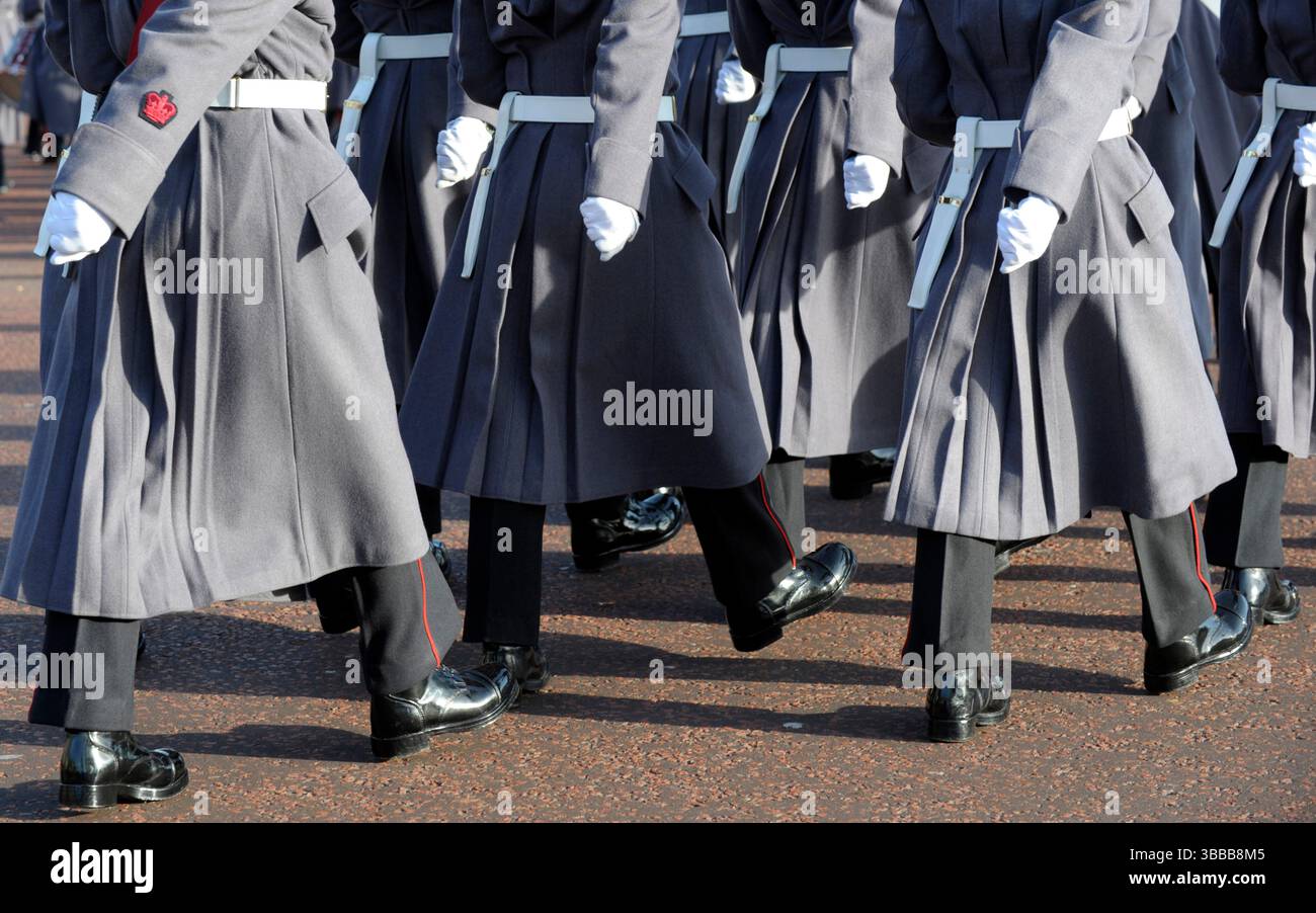 British guardie marzo verso il basso al di fuori di Buckingam Palace di Londra,l'Inghilterra,Regno Unito Foto Stock