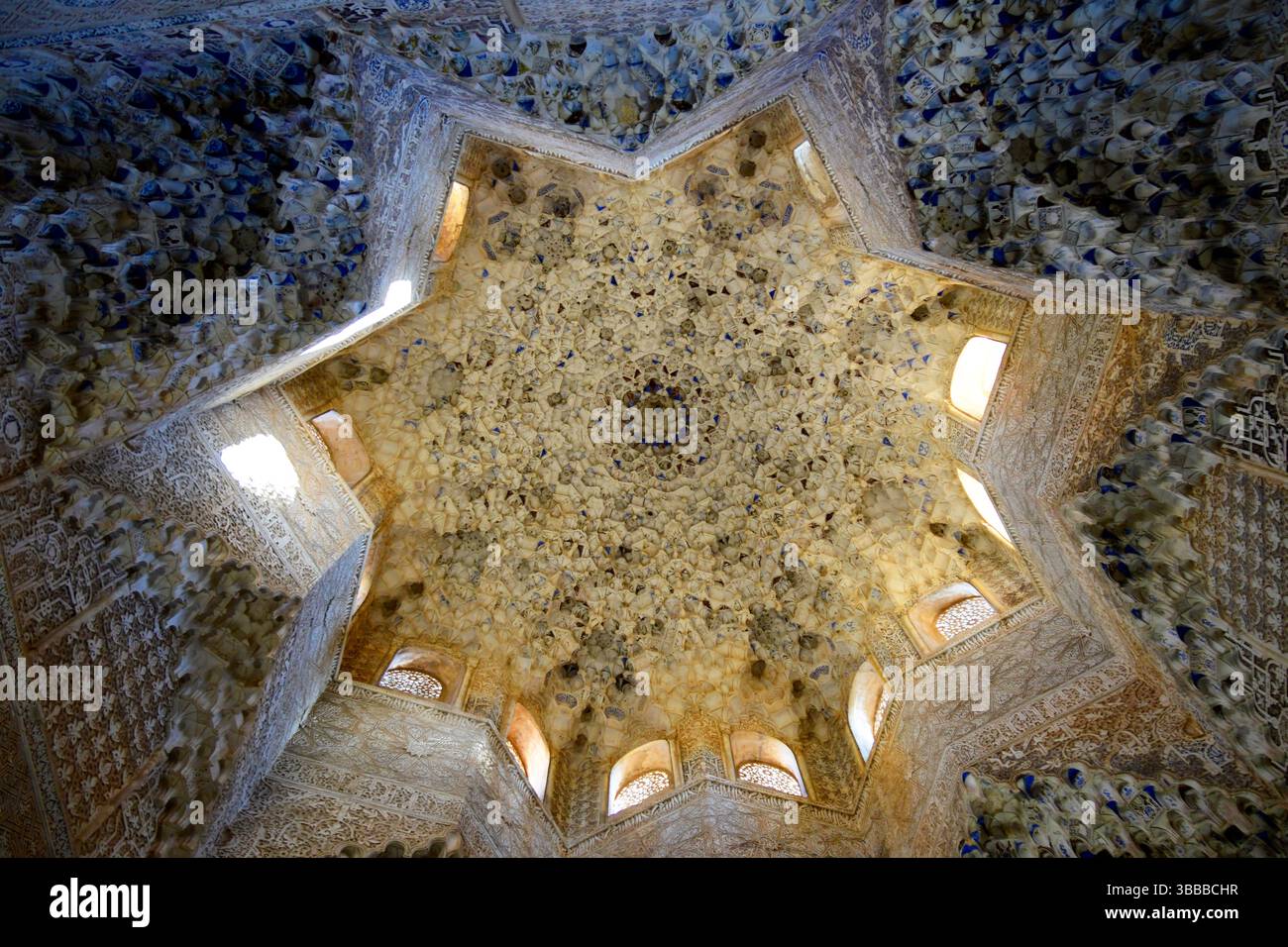 Soffitto nella Sala de los Amencerrajes, l'Harem, Palacios Nazaries, Alhambra, Granada, Andalusia, Spagna. Foto Stock