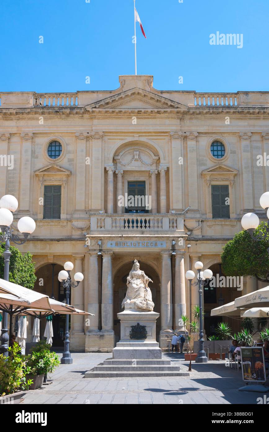 La Valletta Library, vista dell'edificio della Biblioteca Nazionale di Malta con la statua della Regina Vittoria in primo piano, Piazza della Repubblica, la Valletta, Malta Foto Stock