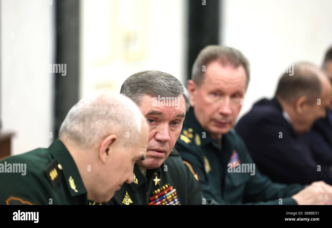Mosca, Russia. 15 maggio 2025. Capo di stato maggiore generale delle forze armate russe Valery Gerasimov, secondo partito, prima dell'inizio di una riunione per discutere i prossimi colloqui russo-ucraini che si terranno a Istanbul presso il Cremlino, il 15 maggio 2025 a Mosca, in Russia. Il presidente ucraino Volodymyr Zelenskyy apparirà di persona ai colloqui, ma Putin sta inviando una delegazione di basso livello per partecipare. Crediti: Alexander Kazakov/piscina del Cremlino/Alamy Live News Foto Stock