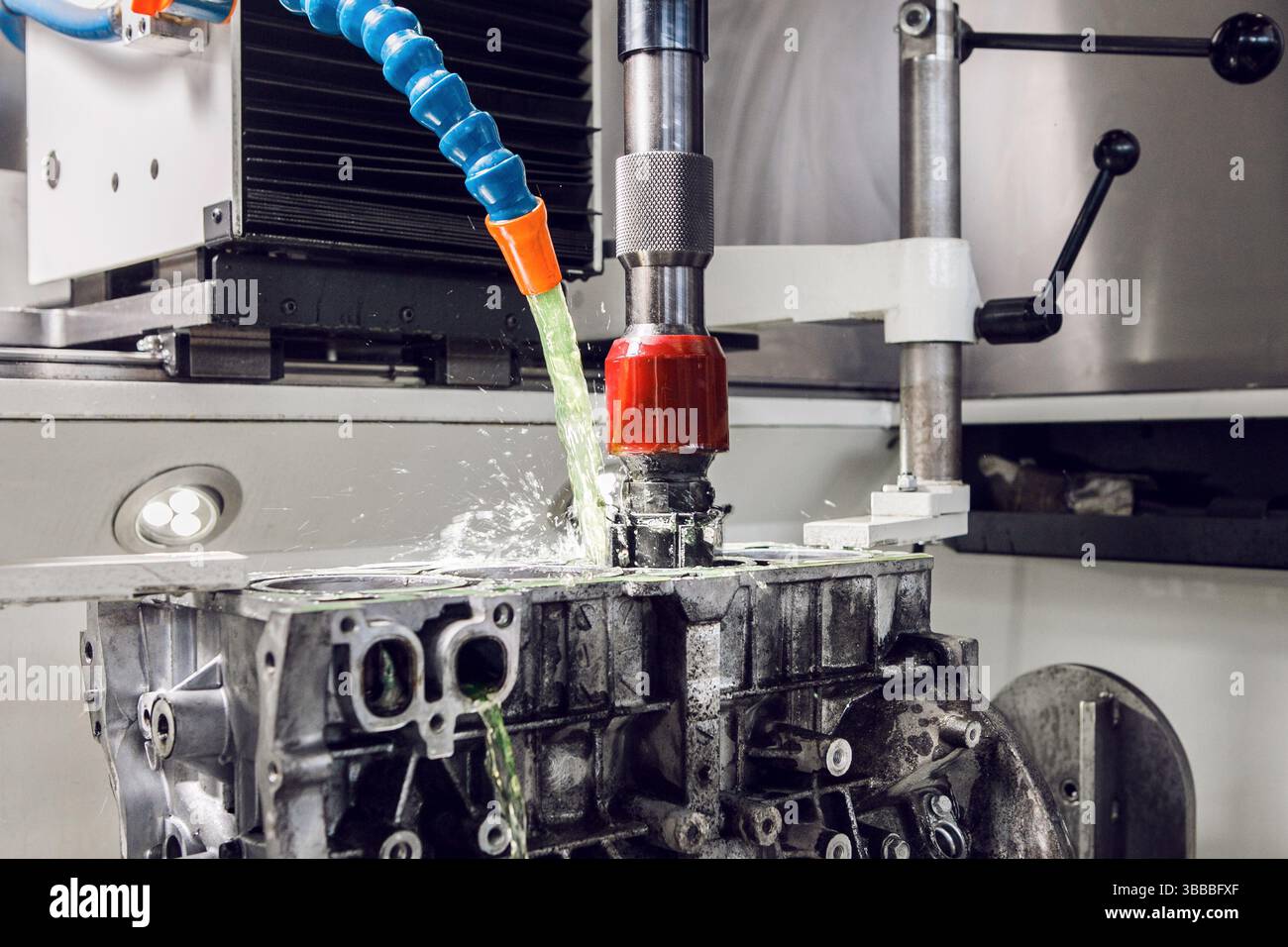 Levigatura dei blocchi CNC, revisione del motore. Nel reparto di lavorazione del motore viene utilizzata una levigatrice automatica per eseguire la levigatura di tutti i blocchi motore Foto Stock