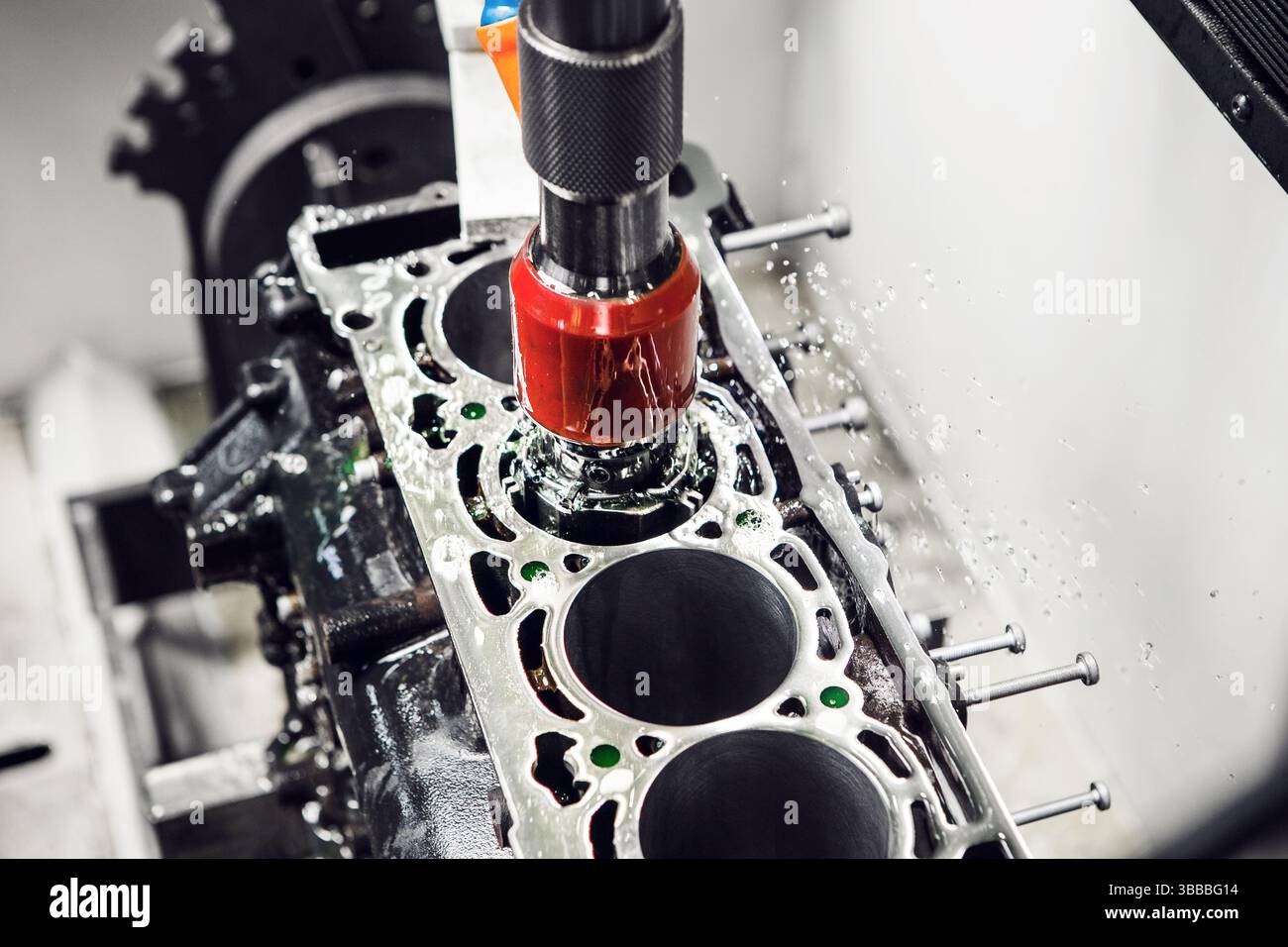 Levigatura diamantata del motore su macchina CNC. Macchina con motore per alesaggio cilindri. Foto Stock