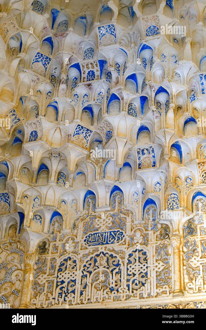 Dettaglio delle pareti ornate e delle cantine della sala delle due Sorelle dell'Alhambra, Granada, Andalusia, Spagna. Foto Stock