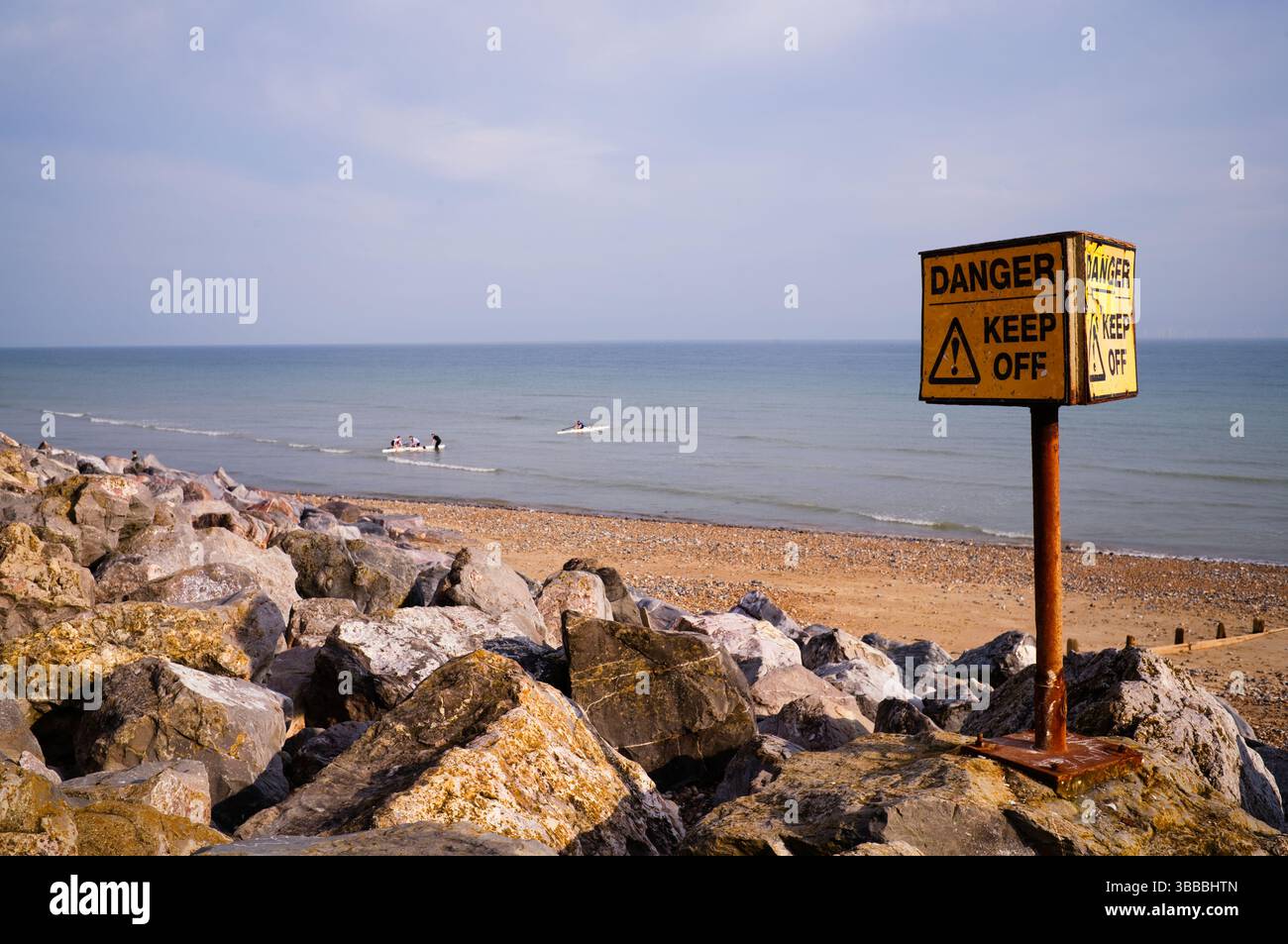 Pericolo, tenete fuori il cartello sulla spiaggia di Worthing Foto Stock