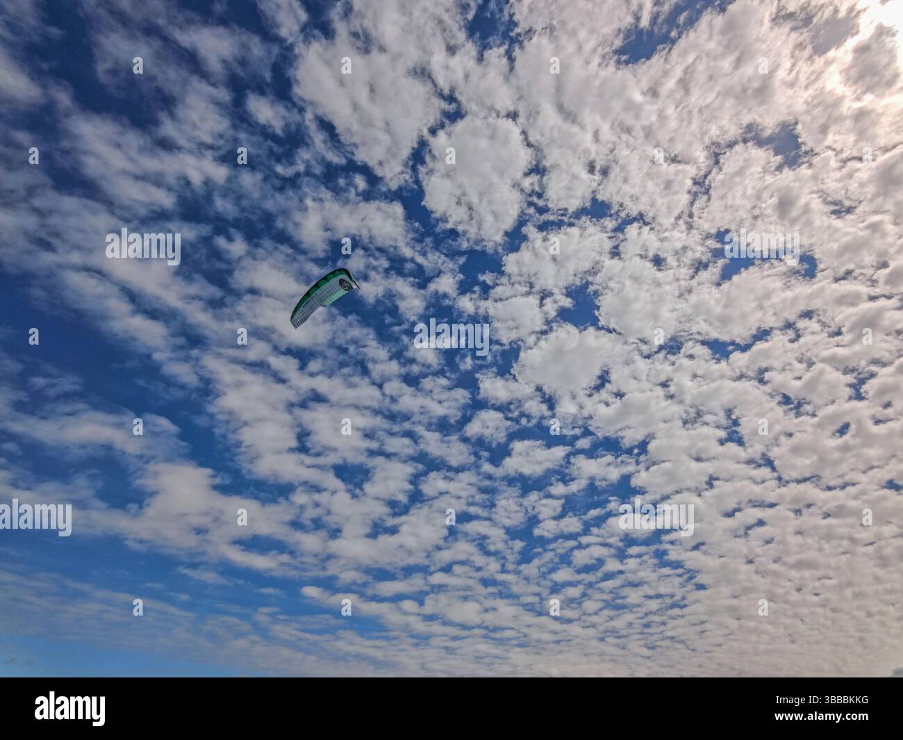 Cielo blu con formazioni nuvolose di nuvole di Cumulus in una giornata di sole, St. Peter-Ording, sul Mare del Nord, Germania del Nord, Europa Foto Stock