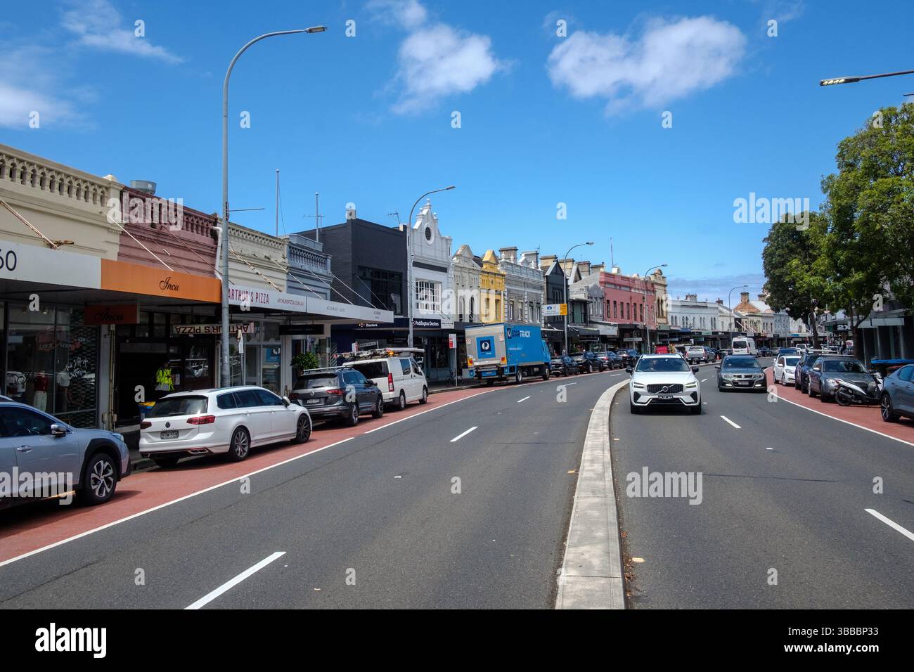 Traffico, affari e negozi su Oxford Street nel distretto di Paddington di Sydney, Australia - 2024 Foto Stock