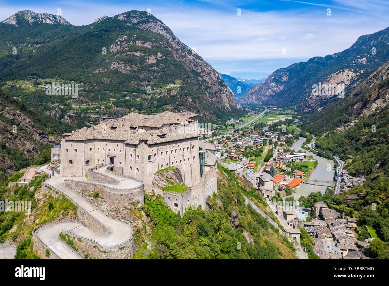 Vista aerea dell'imponente fortezza di forte di Bard in estate. Bard, Valle d'Aosta, Italia, Europa. Foto Stock