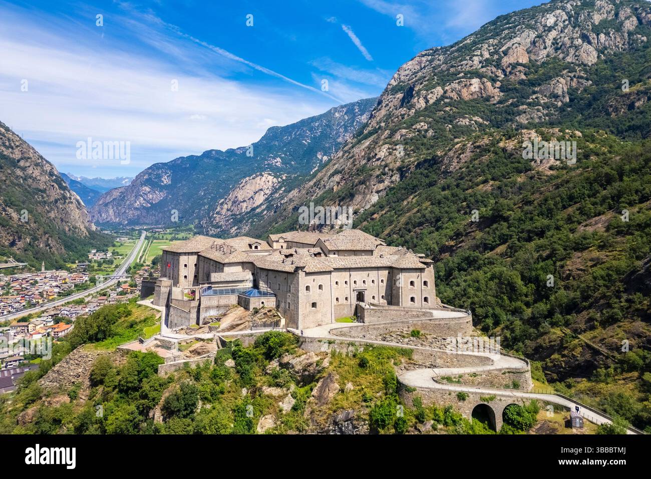 Vista aerea dell'imponente fortezza di forte di Bard in estate. Bard, Valle d'Aosta, Italia, Europa. Foto Stock