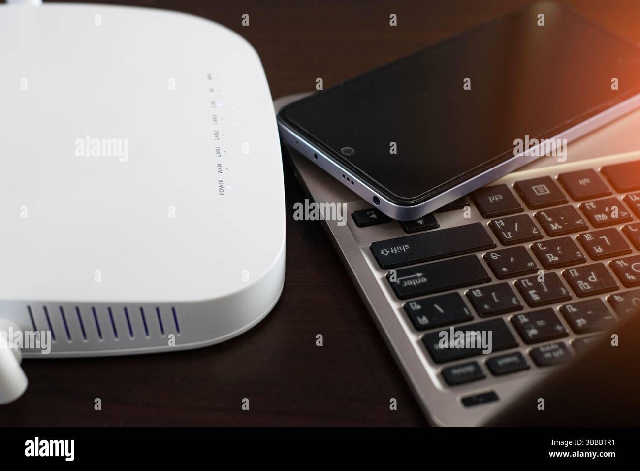 White router si connette alle reti Wi-Fi e 5G, si connette a telefoni cellulari e computer portatili. Foto Stock