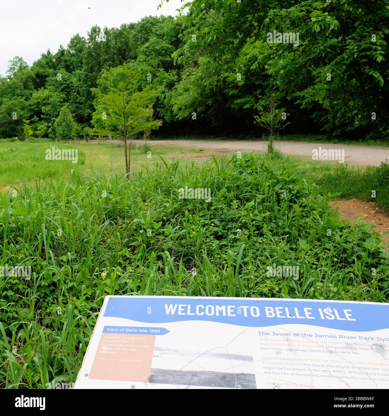 Vista parziale del cartello Welcome to Belle Isle con sentiero e fogliame sullo sfondo; il gioiello del James River Park System; Richmond, Virginia. Foto Stock
