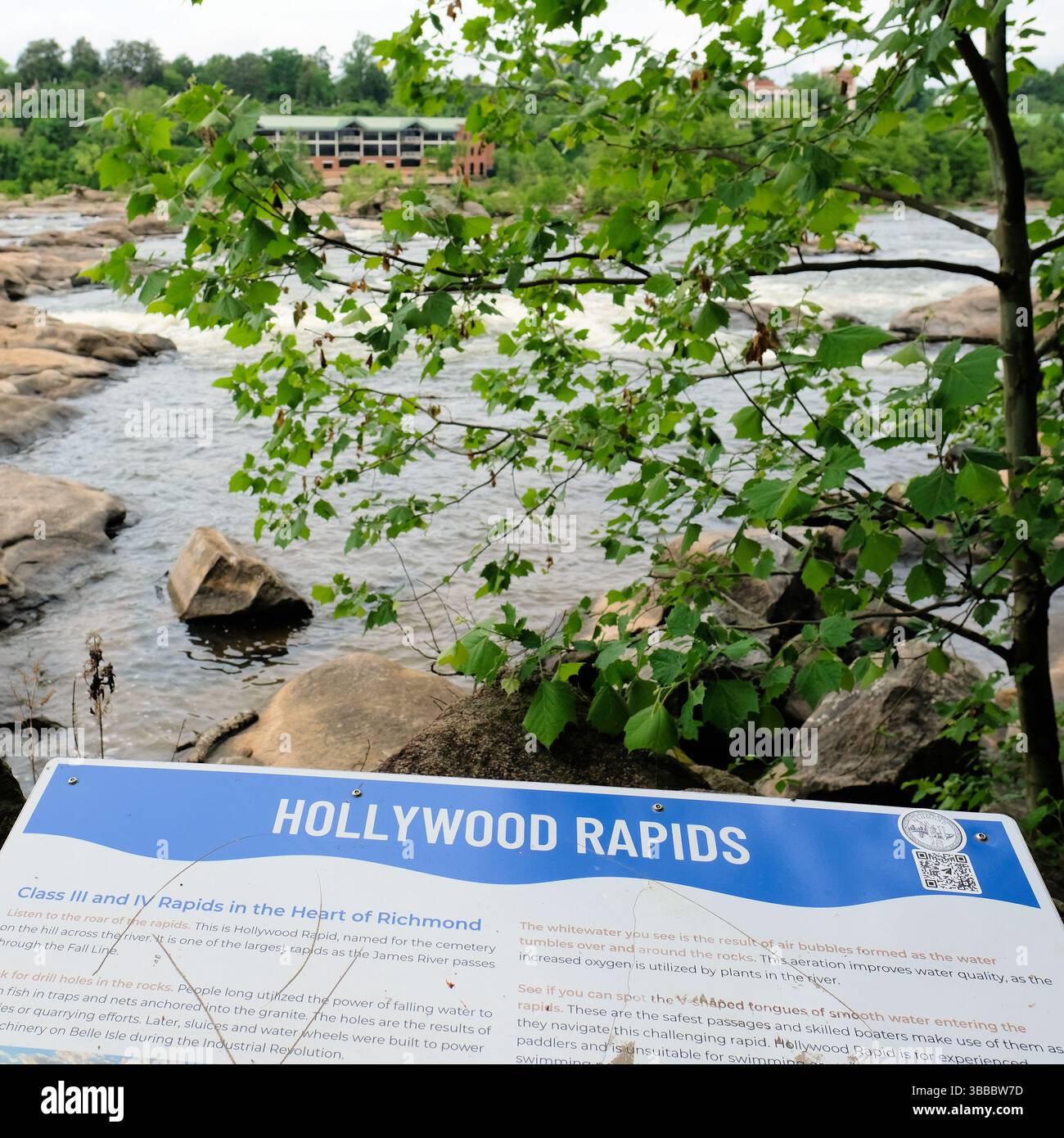 Insegna Belle Isle presso le Hollywood Rapids sul fiume James a Richmond, Virginia; rapide situate sotto l'Hollywood Cemetery dall'altra parte del fiume. Foto Stock