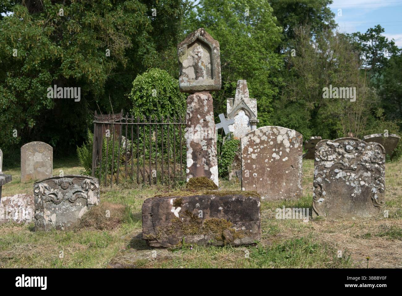 Cimitero medievale in pietra Lantern Cross o Preachers Cross nel cimitero di St Dubricius’ Church, Hentland, Herefordshire, Inghilterra 2025 UK 2020s HOMER SYKES Foto Stock