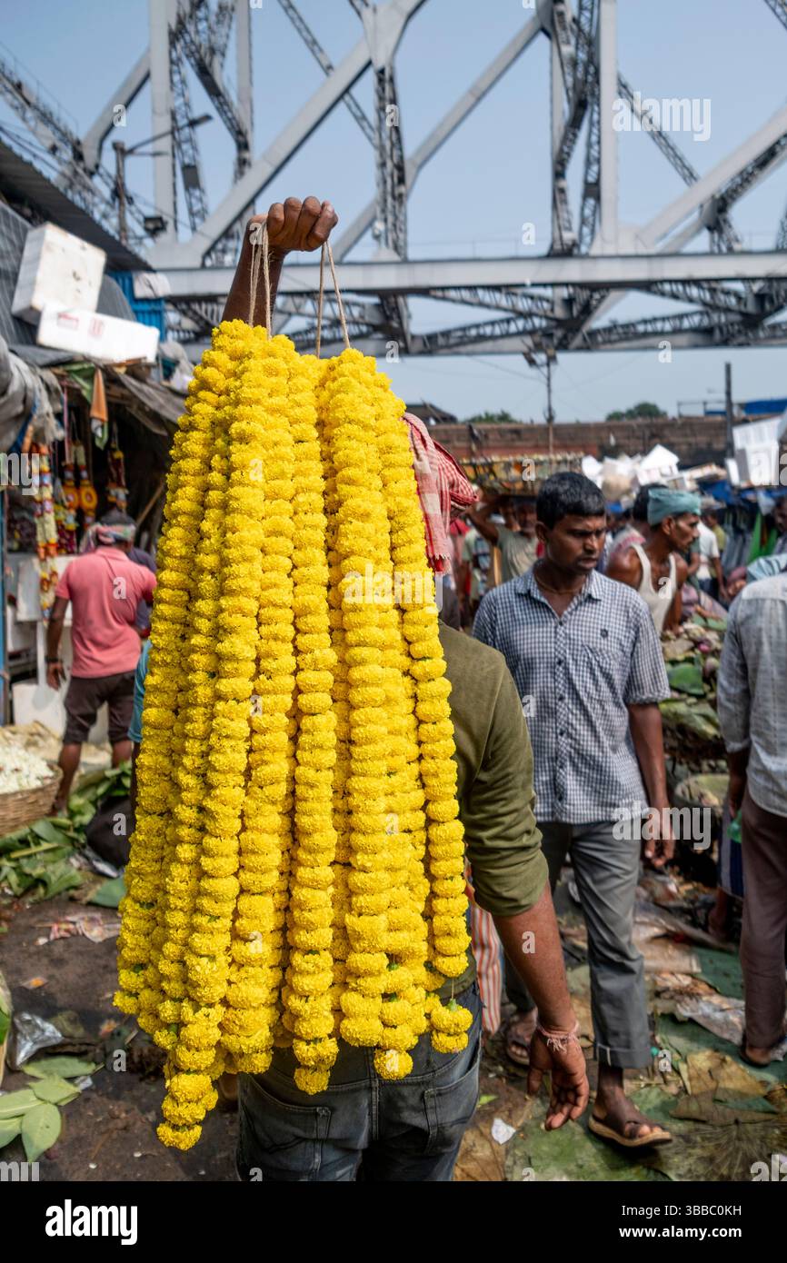 Mercato dei fiori lungo il fiume Hooyal, Mallik Ghat, Kolkata, Calcutta, Bengala occidentale, India, Asia Foto Stock