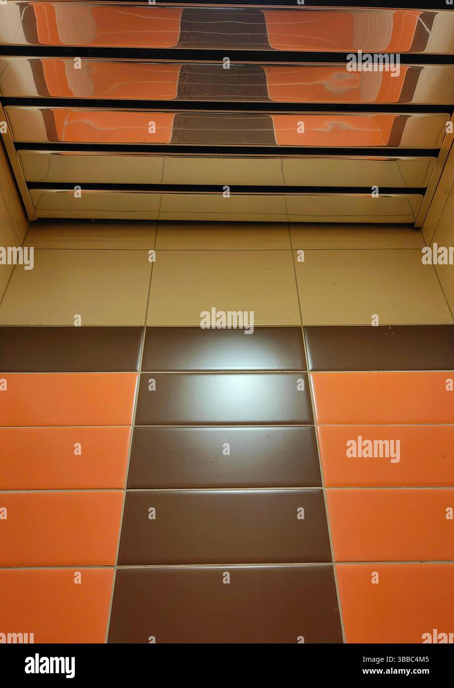 Armonia degli interni: Design delle piastrelle delle finestre e riflesso del soffitto Foto Stock