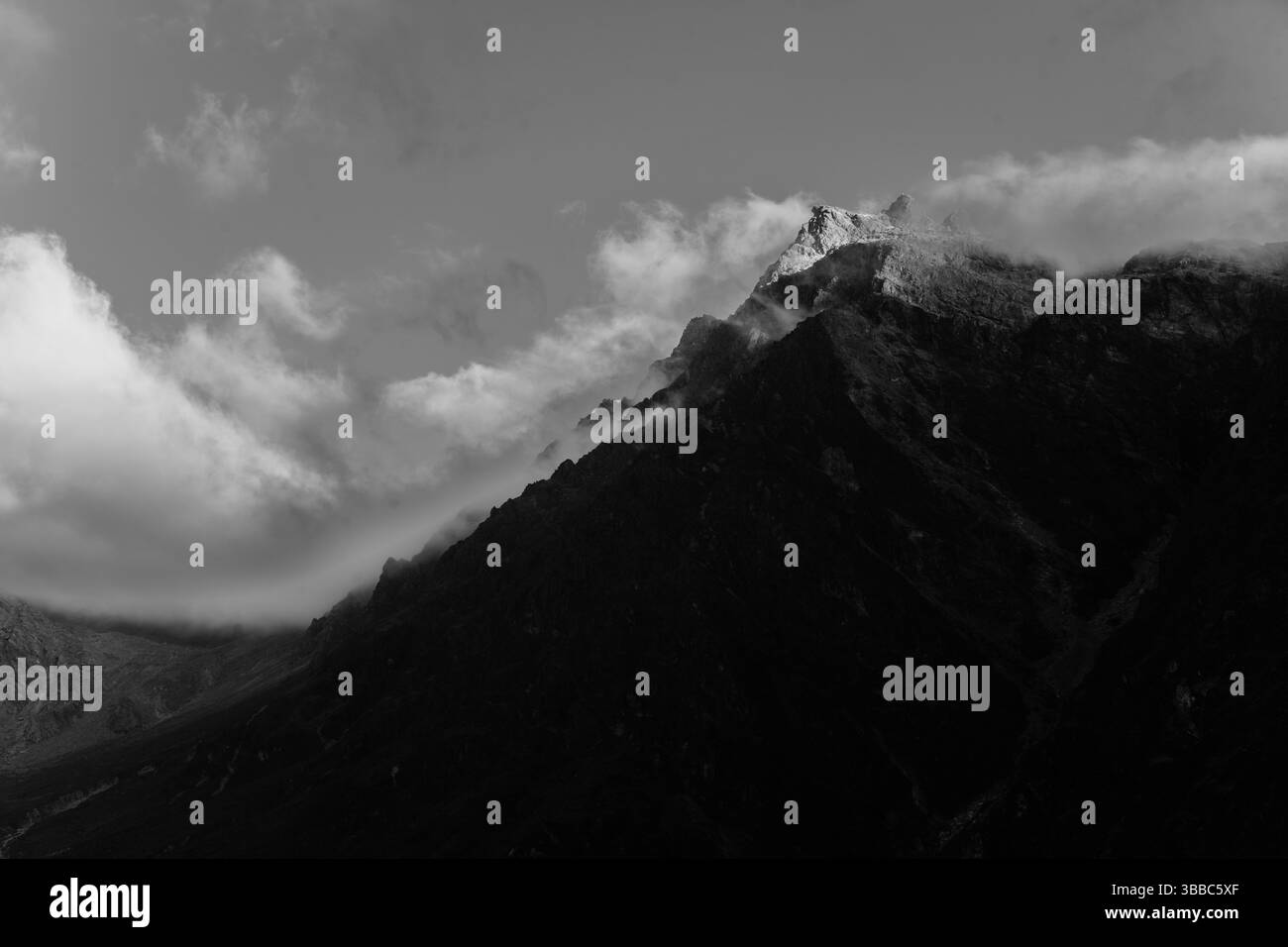 Alba di prima mattina sulle montagne dell'Himalaya con le ombre nuvolose a Gosaikunda, Langtang, Nepal Foto Stock