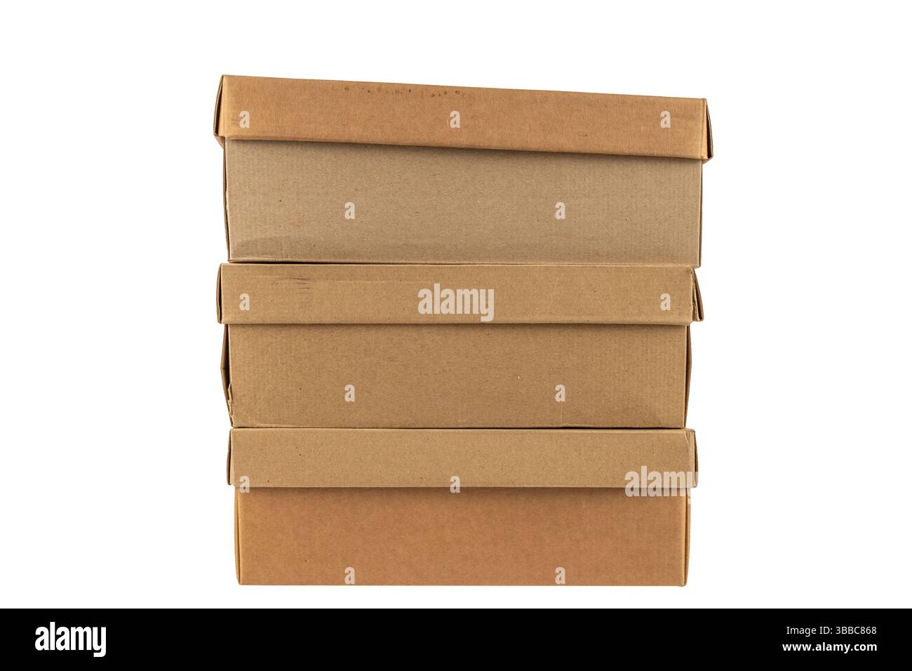 Tre scatole in cartone marrone impilate posizionate in posizione verticale l'una sull'altra. I bordi sono leggermente irregolari, dando loro un aspetto realistico e usato. Foto Stock