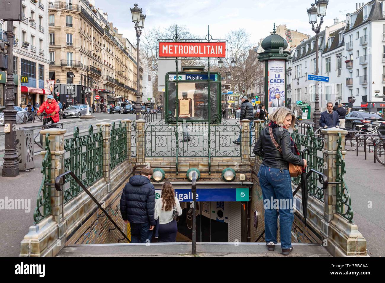 I passeggeri entrano alla stazione della metropolitana di Pigalle nel quartiere Montmartre di Parigi, Francia Foto Stock