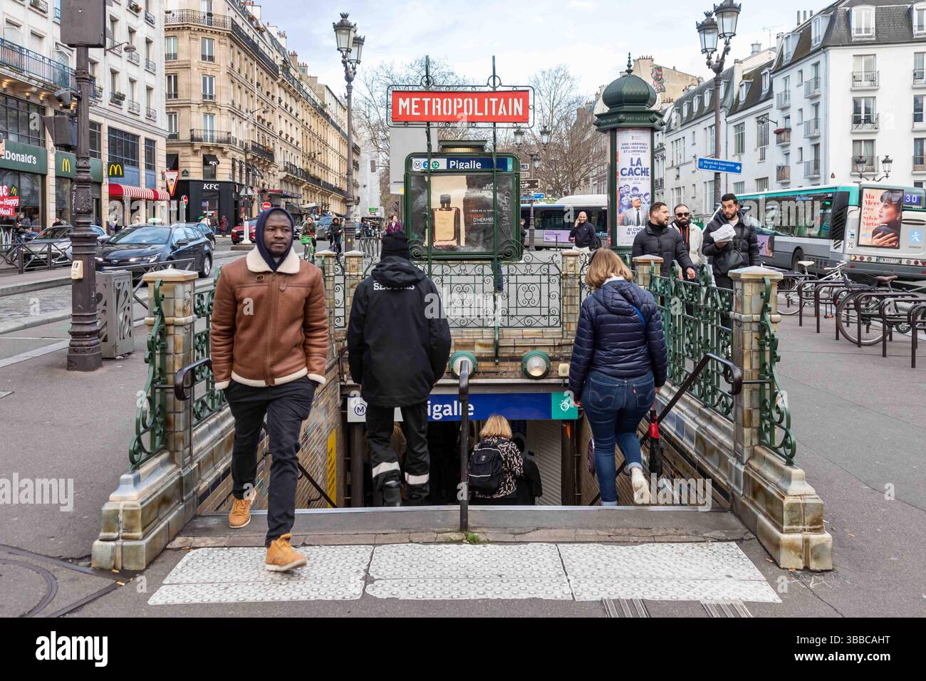 I passeggeri che escono ed entrano nella stazione della metropolitana di Pigalle nel quartiere Montrmartre di Parigi, Francia Foto Stock