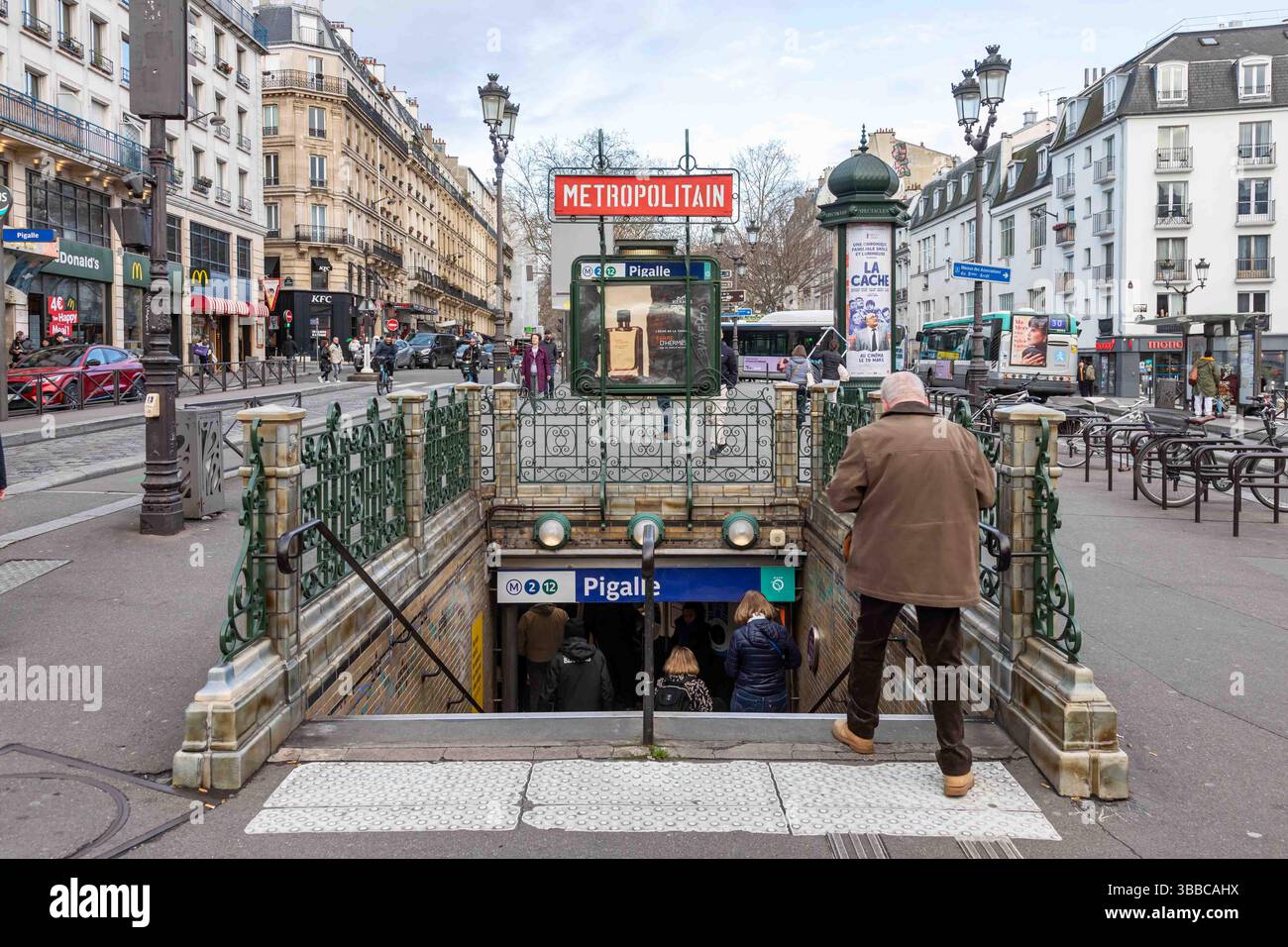 Uomo che entra nella stazione della metropolitana di Pigalle nel quartiere Montmartre di Parigi, Francia Foto Stock