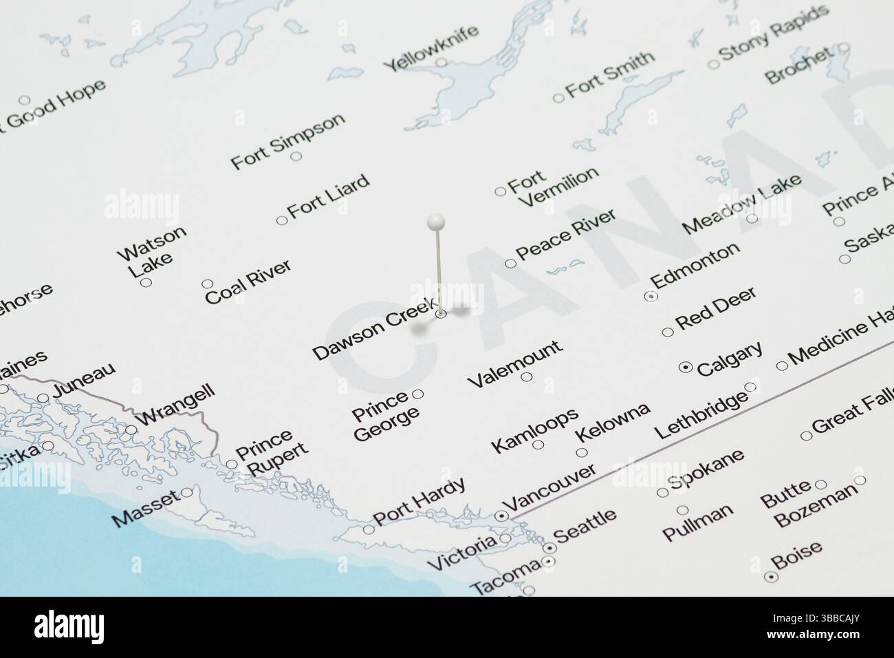 Foto macro di un ago bianco nella mappa politica della città di dawson creek in Canada Foto Stock