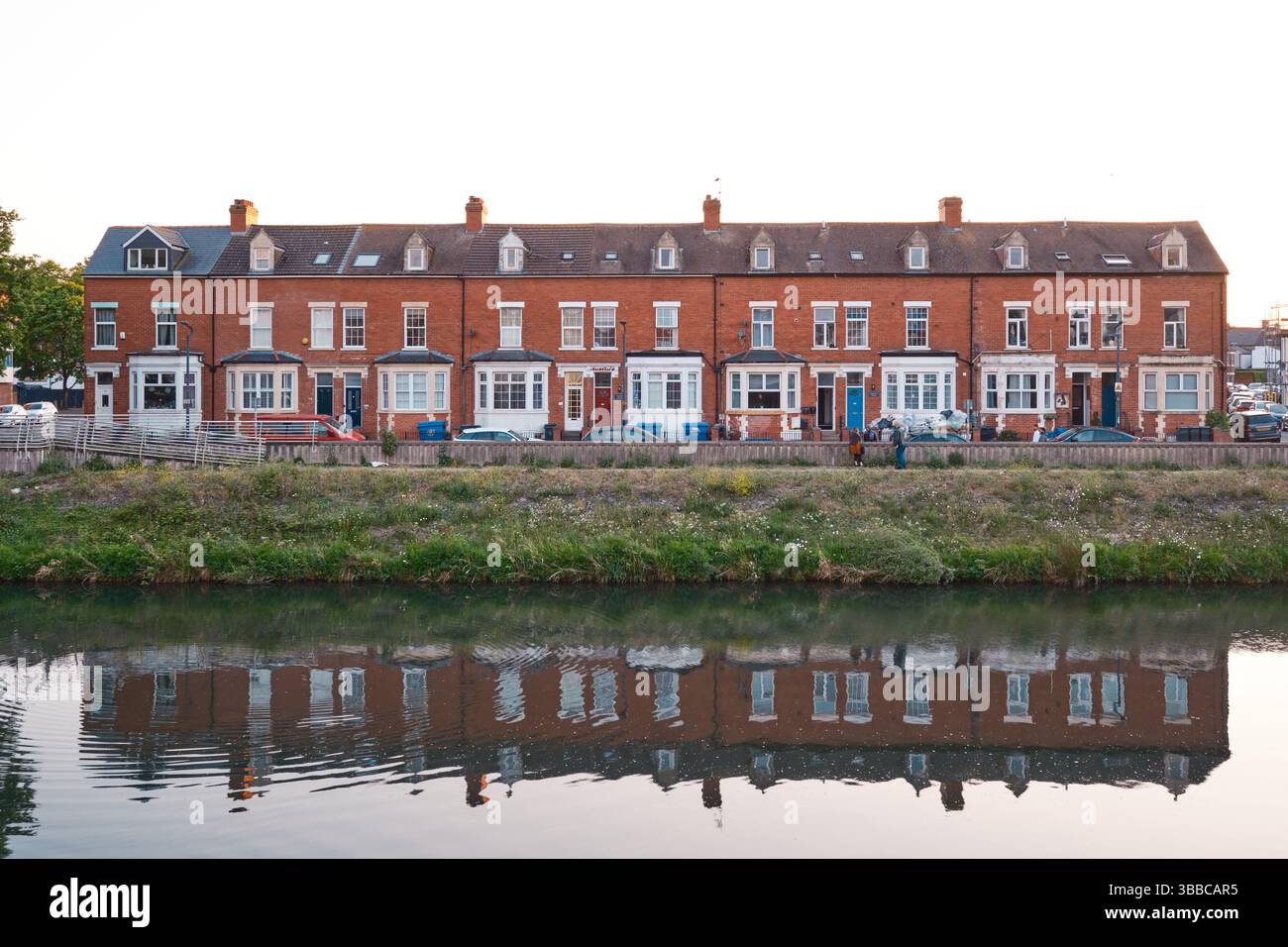 Cardiff, South Glamorgan, Galles, Europa - 8 maggio 2025: Una fila di case a schiera su Fitzhamon Embankment Foto Stock