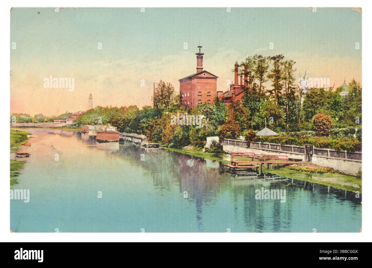 Una vecchia cartolina con vista sul birrificio sulla riva del fiume Iseti. La vista dal ponte reale, Ekaterinburg, Russia Foto Stock