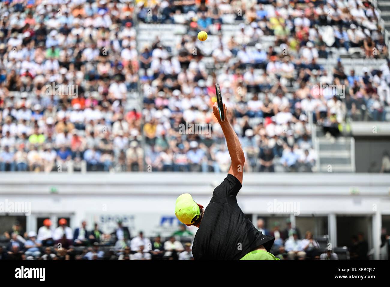 Hubert Hurkacz in azione durante il match di internazionali BNL d'Italia tra Hubert Hurkacz e Tommy Paul il 15 maggio 2025 a campo centrale a Roma. Foto Tiziano Ballabio Foto Stock
