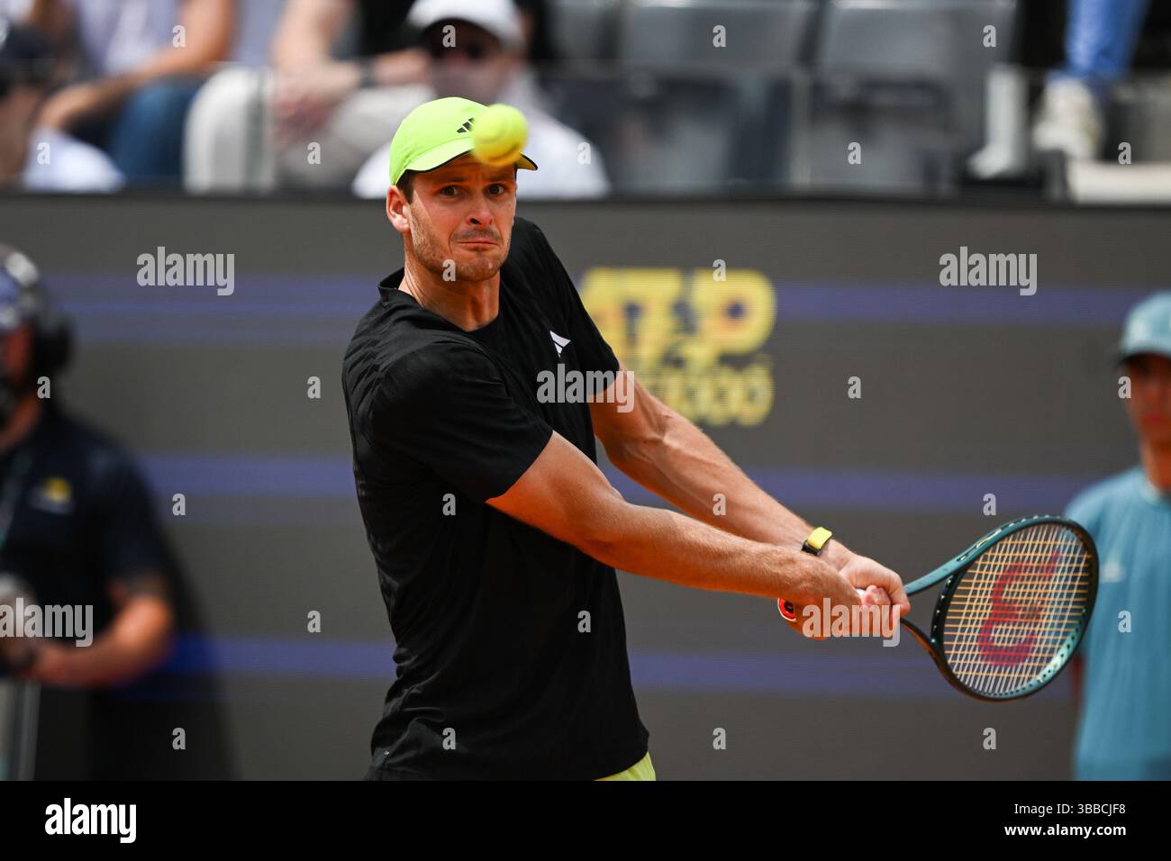 Hubert Hurkacz in azione durante il match di internazionali BNL d'Italia tra Hubert Hurkacz e Tommy Paul il 15 maggio 2025 a campo centrale a Roma. Foto Tiziano Ballabio Foto Stock