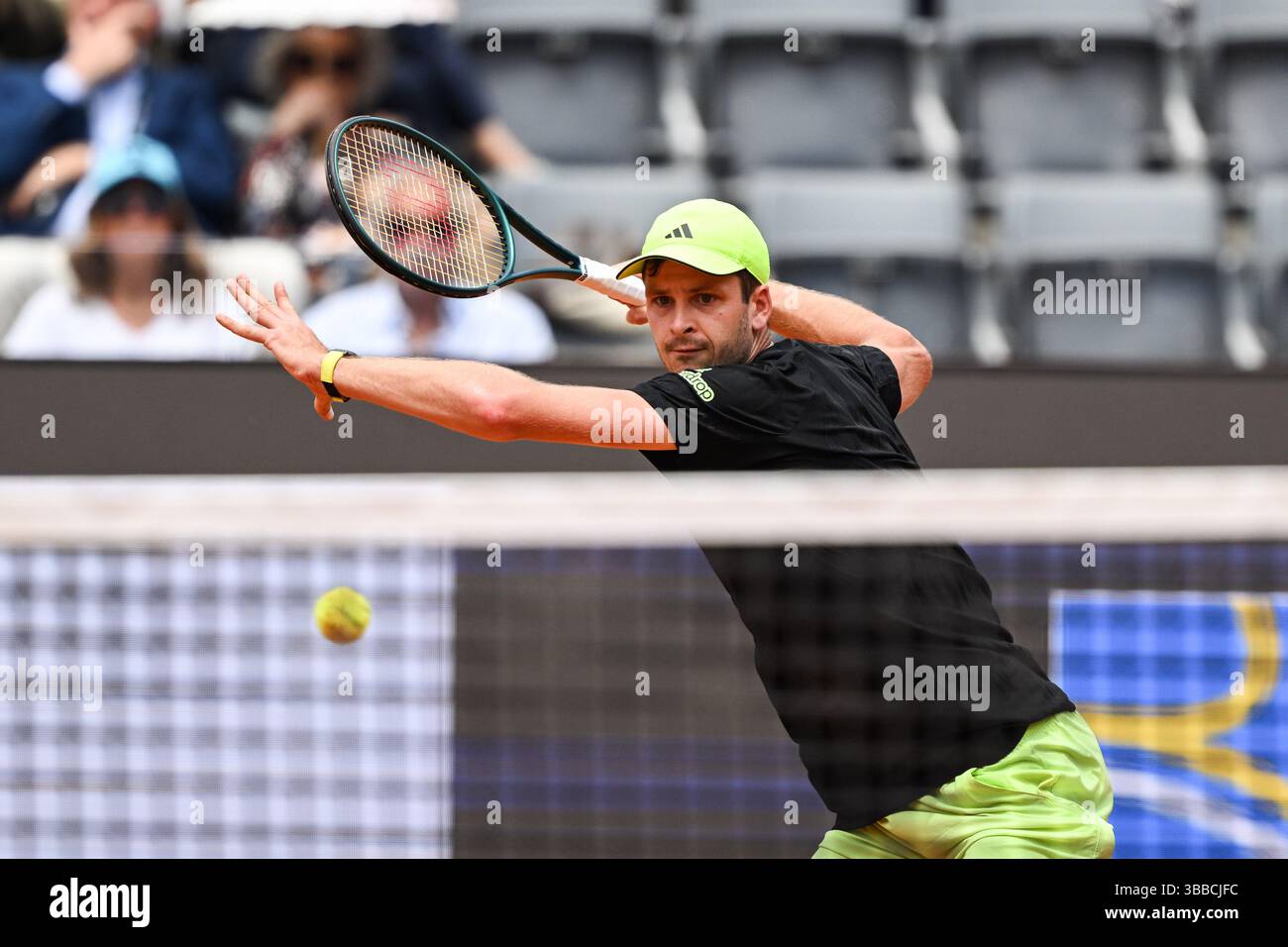 Hubert Hurkacz in azione durante il match di internazionali BNL d'Italia tra Hubert Hurkacz e Tommy Paul il 15 maggio 2025 a campo centrale a Roma. Foto Tiziano Ballabio Foto Stock