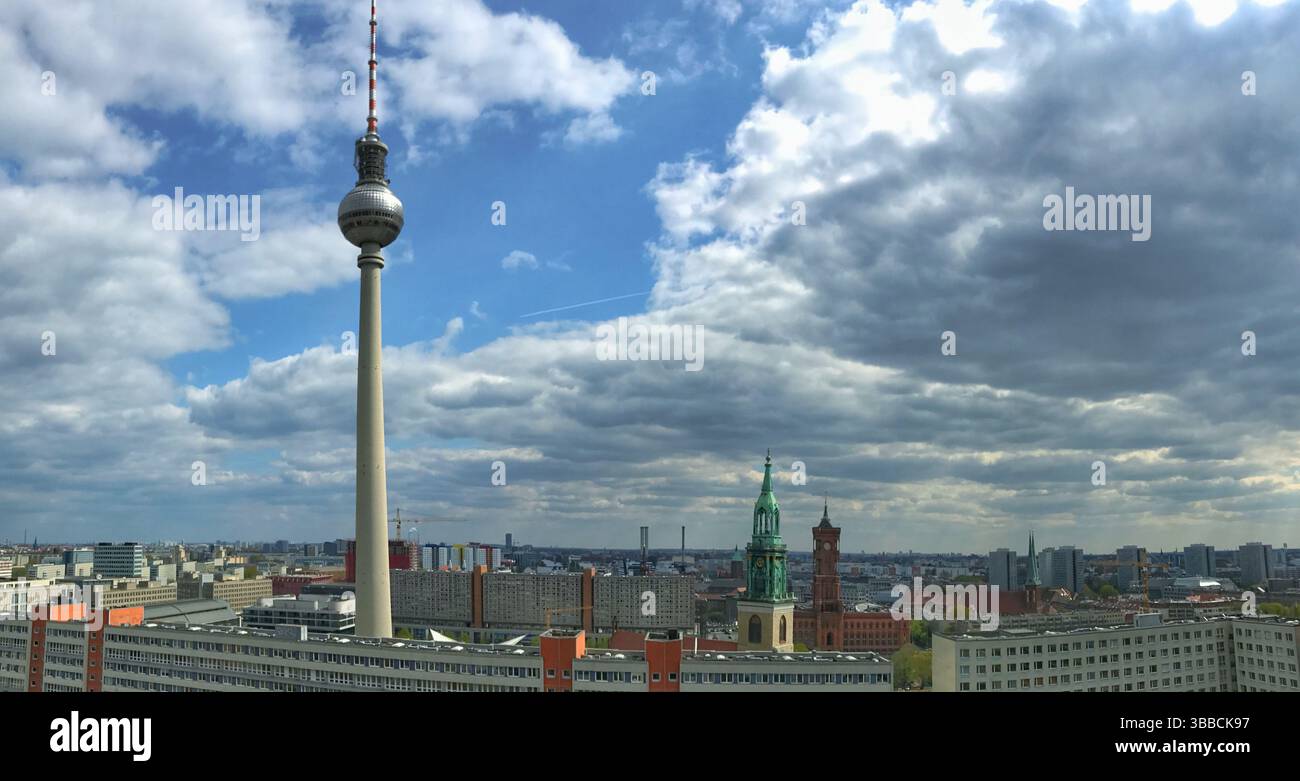 Ampio panorama di Berlino con il Fernsehturm, gli edifici storici e il vivace paesaggio urbano. Foto Stock