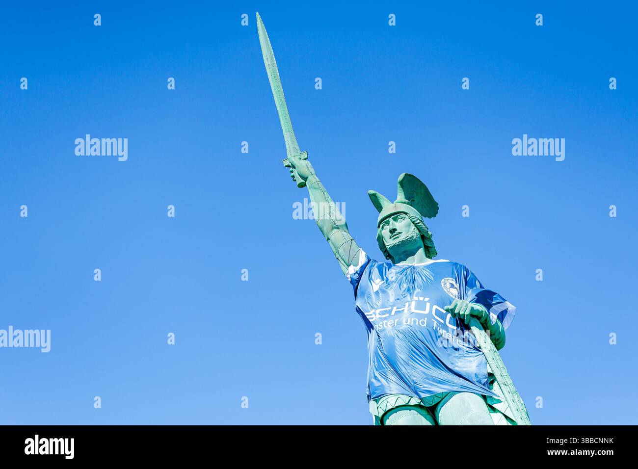 Detmold, Germania. 15 maggio 2025. DAS Hermannsdenkmal in Detmold (Ostwestfalfen-Lippe) wurde im Zuge der Teilnahme des DSC Arminia Bielefeld am finale des DFB-Pokals in ein Arminia Trikot gekleidet, iniitiiert von firma Schueco (Bielefeld) GER, Hermannsdenkmal im Trikot des Arminia Bielefeld, Fussal-Fotofefeld, 2024 2025/Spalitaldner, FozaldFinger-15.05.2025/Spaldner, Fozamb-Fozindzkmal Foto Stock