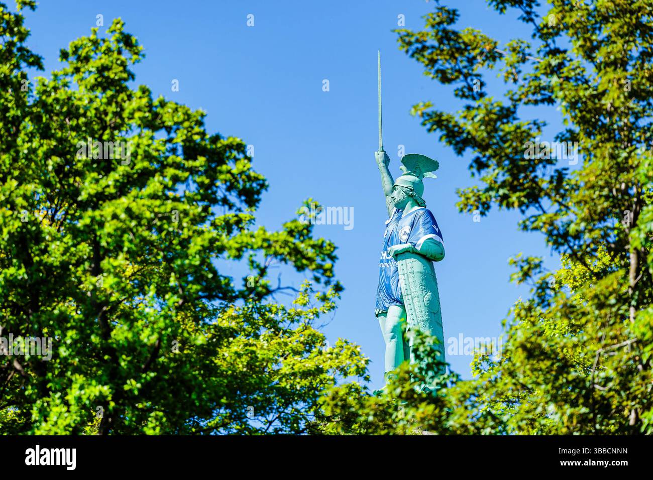 Detmold, Germania. 15 maggio 2025. DAS Hermannsdenkmal in Detmold (Ostwestfalfen-Lippe) wurde im Zuge der Teilnahme des DSC Arminia Bielefeld am finale des DFB-Pokals in ein Arminia Trikot gekleidet, iniitiiert von firma Schueco (Bielefeld) GER, Hermannsdenkmal im Trikot des Arminia Bielefeld, Fussal-Fotofefeld, 2024 2025/Spalitaldner, FozaldFinger-15.05.2025/Spaldner, Fozamb-Fozindzkmal Foto Stock