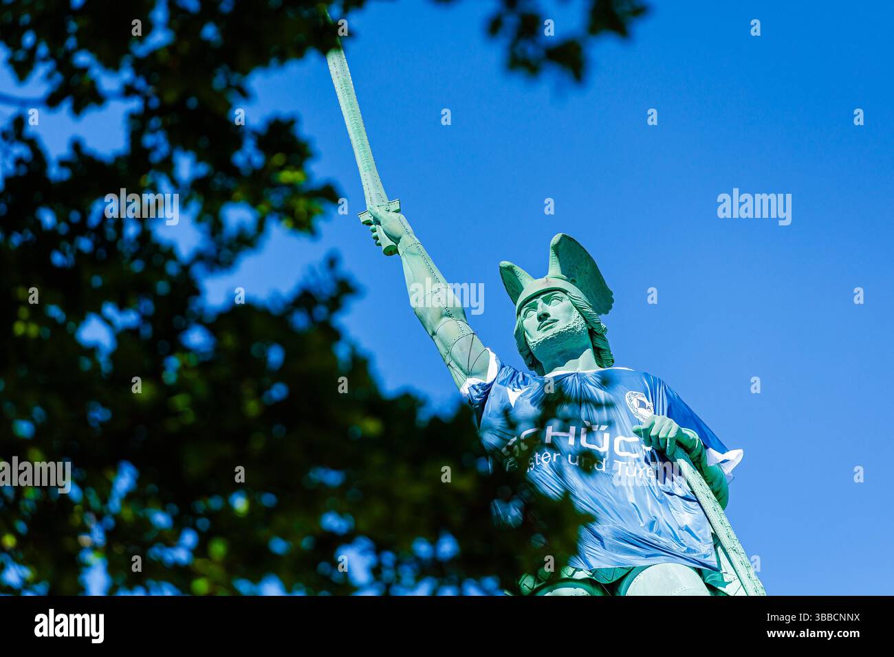 Detmold, Germania. 15 maggio 2025. DAS Hermannsdenkmal in Detmold (Ostwestfalfen-Lippe) wurde im Zuge der Teilnahme des DSC Arminia Bielefeld am finale des DFB-Pokals in ein Arminia Trikot gekleidet, iniitiiert von firma Schueco (Bielefeld) GER, Hermannsdenkmal im Trikot des Arminia Bielefeld, Fussal-Fotofefeld, 2024 2025/Spalitaldner, FozaldFinger-15.05.2025/Spaldner, Fozamb-Fozindzkmal Foto Stock