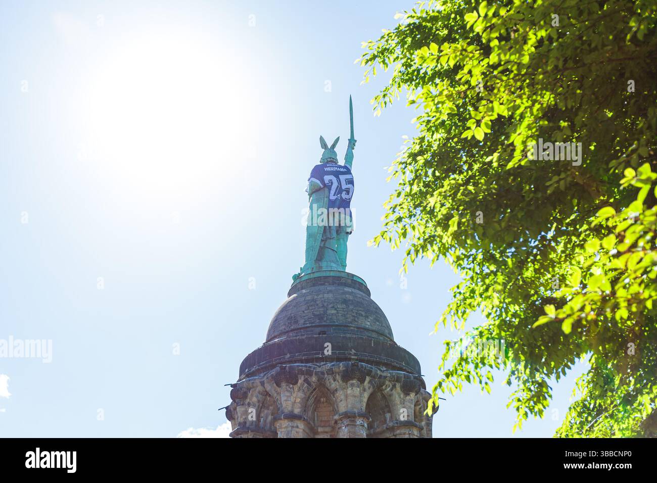 Detmold, Germania. 15 maggio 2025. DAS Hermannsdenkmal in Detmold (Ostwestfalfen-Lippe) wurde im Zuge der Teilnahme des DSC Arminia Bielefeld am finale des DFB-Pokals in ein Arminia Trikot gekleidet, iniitiiert von firma Schueco (Bielefeld) GER, Hermannsdenkmal im Trikot des Arminia Bielefeld, Fussal-Fotofefeld, 2024 2025/Spalitaldner, FozaldFinger-15.05.2025/Spaldner, Fozamb-Fozindzkmal Foto Stock