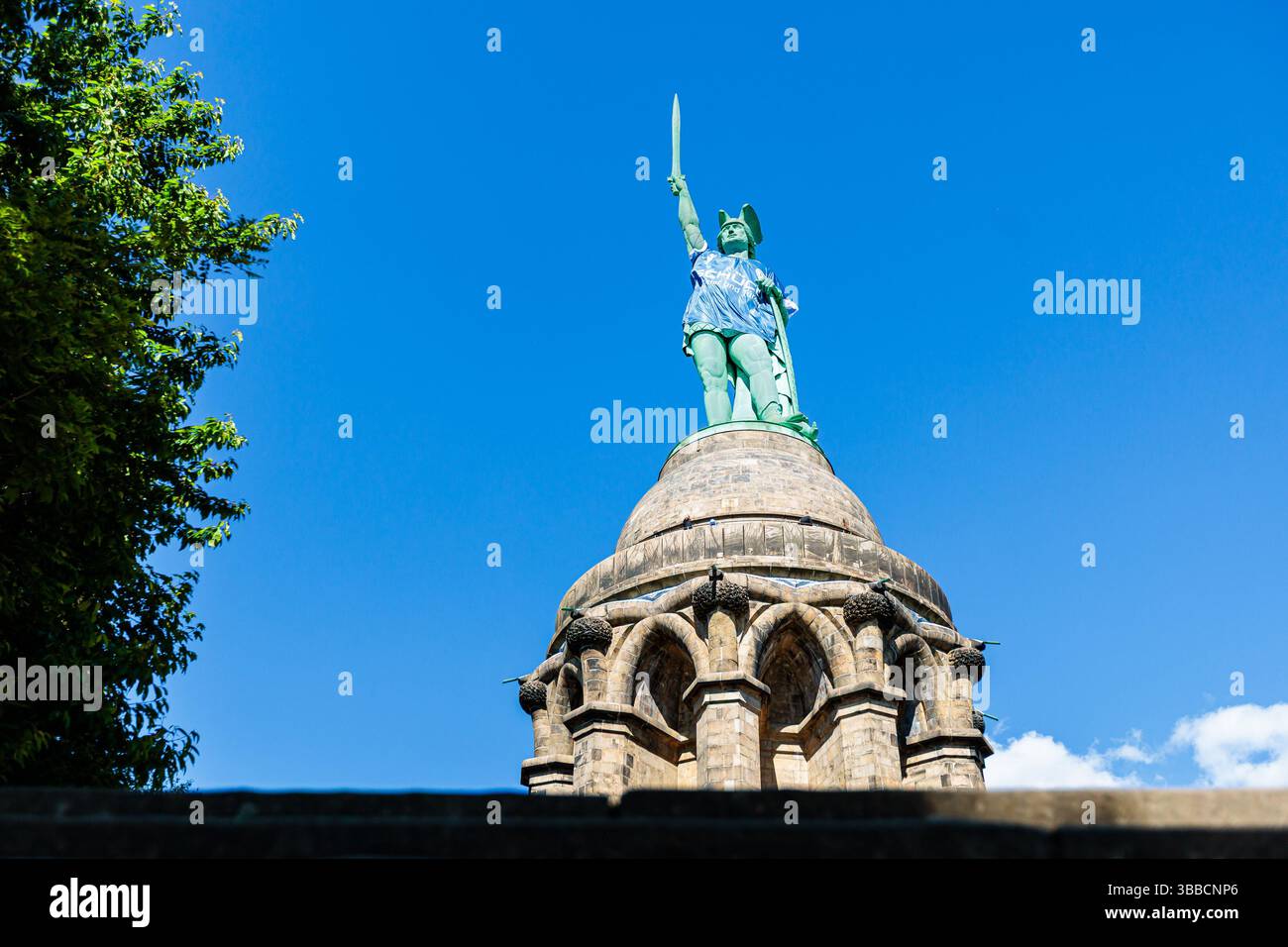 Detmold, Germania. 15 maggio 2025. DAS Hermannsdenkmal in Detmold (Ostwestfalfen-Lippe) wurde im Zuge der Teilnahme des DSC Arminia Bielefeld am finale des DFB-Pokals in ein Arminia Trikot gekleidet, iniitiiert von firma Schueco (Bielefeld) GER, Hermannsdenkmal im Trikot des Arminia Bielefeld, Fussal-Fotofefeld, 2024 2025/Spalitaldner, FozaldFinger-15.05.2025/Spaldner, Fozamb-Fozindzkmal Foto Stock