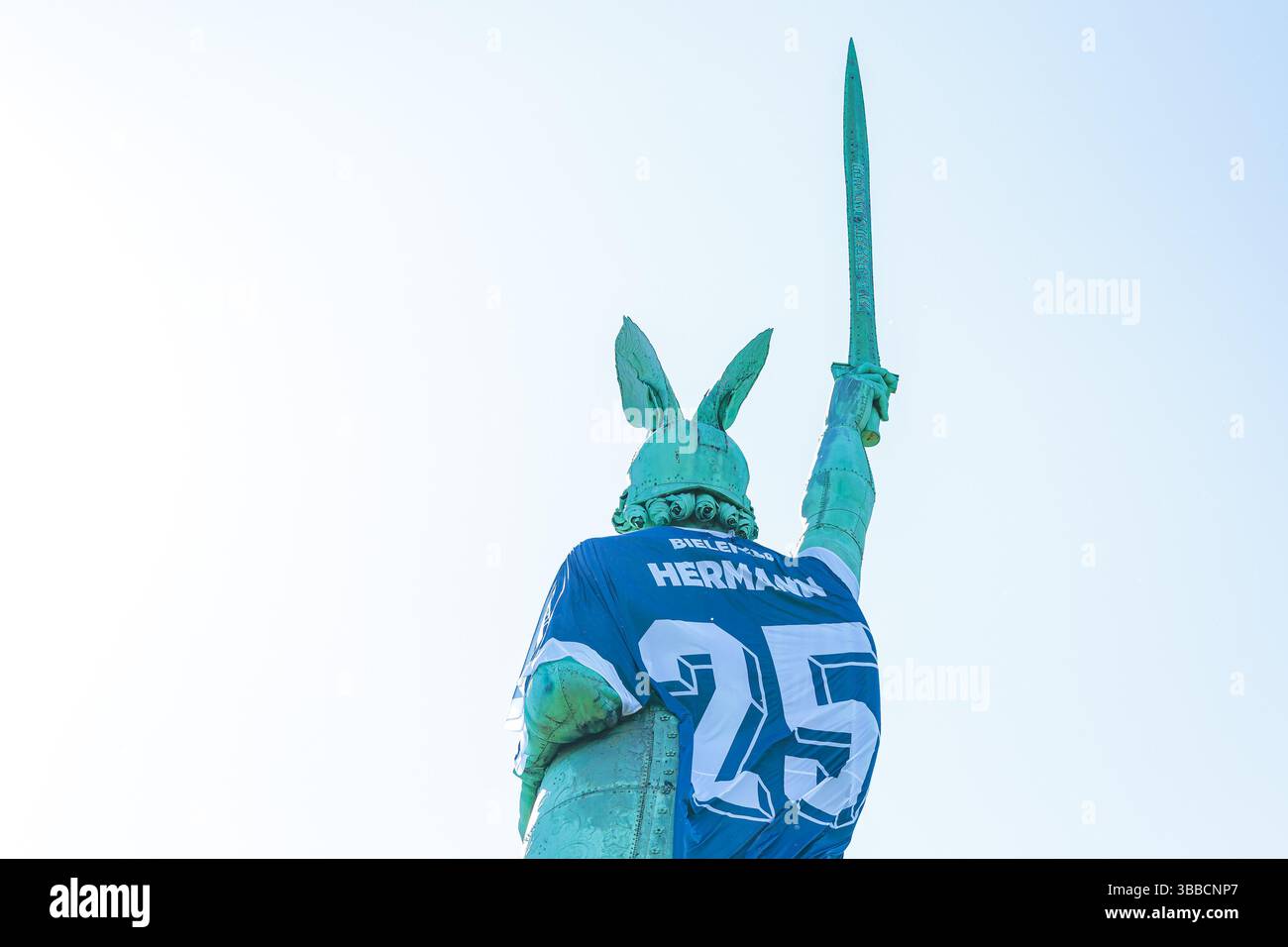 Detmold, Germania. 15 maggio 2025. DAS Hermannsdenkmal in Detmold (Ostwestfalfen-Lippe) wurde im Zuge der Teilnahme des DSC Arminia Bielefeld am finale des DFB-Pokals in ein Arminia Trikot gekleidet, iniitiiert von firma Schueco (Bielefeld) GER, Hermannsdenkmal im Trikot des Arminia Bielefeld, Fussal-Fotofefeld, 2024 2025/Spalitaldner, FozaldFinger-15.05.2025/Spaldner, Fozamb-Fozindzkmal Foto Stock