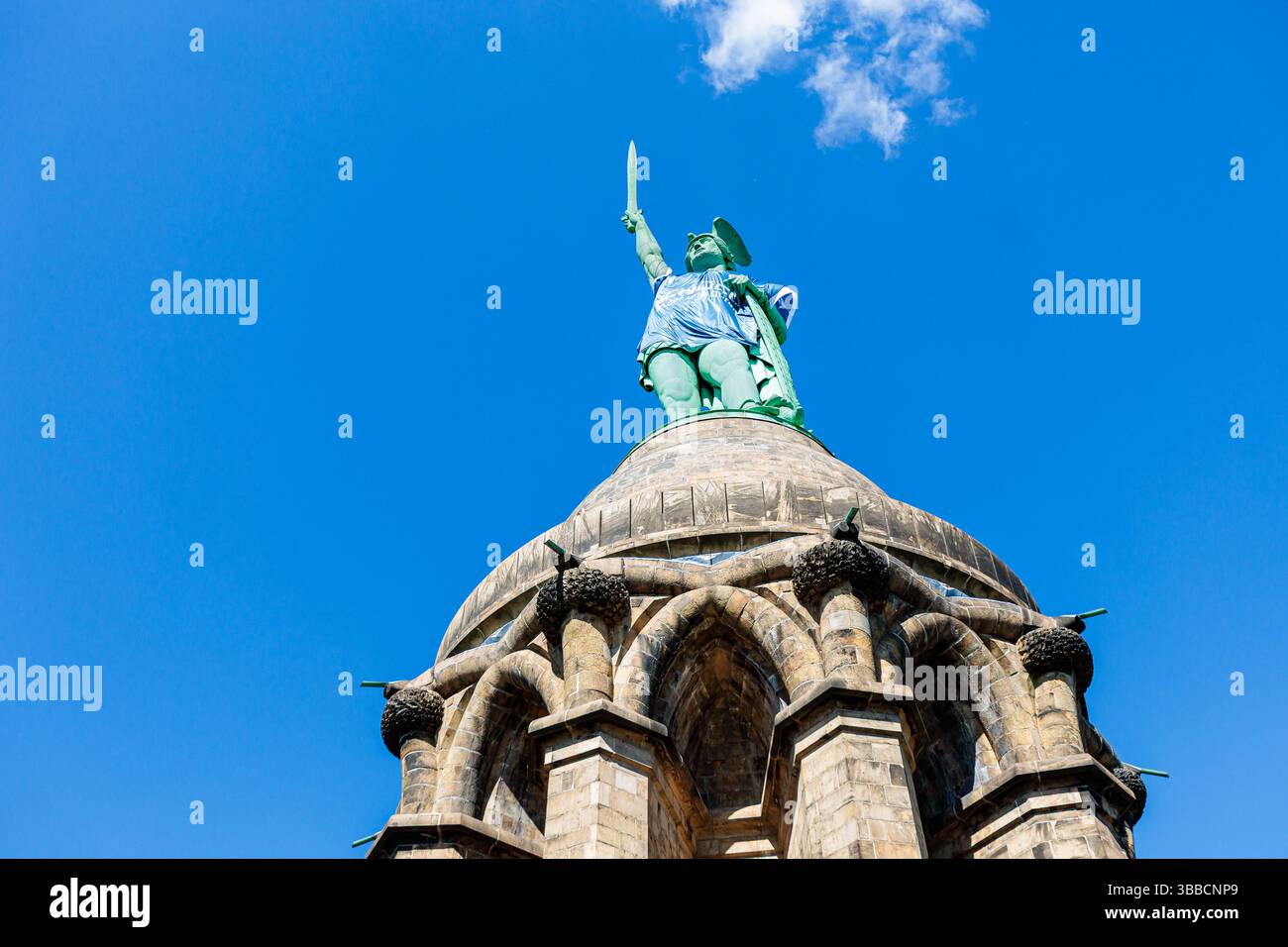 Detmold, Germania. 15 maggio 2025. DAS Hermannsdenkmal in Detmold (Ostwestfalfen-Lippe) wurde im Zuge der Teilnahme des DSC Arminia Bielefeld am finale des DFB-Pokals in ein Arminia Trikot gekleidet, iniitiiert von firma Schueco (Bielefeld) GER, Hermannsdenkmal im Trikot des Arminia Bielefeld, Fussal-Fotofefeld, 2024 2025/Spalitaldner, FozaldFinger-15.05.2025/Spaldner, Fozamb-Fozindzkmal Foto Stock