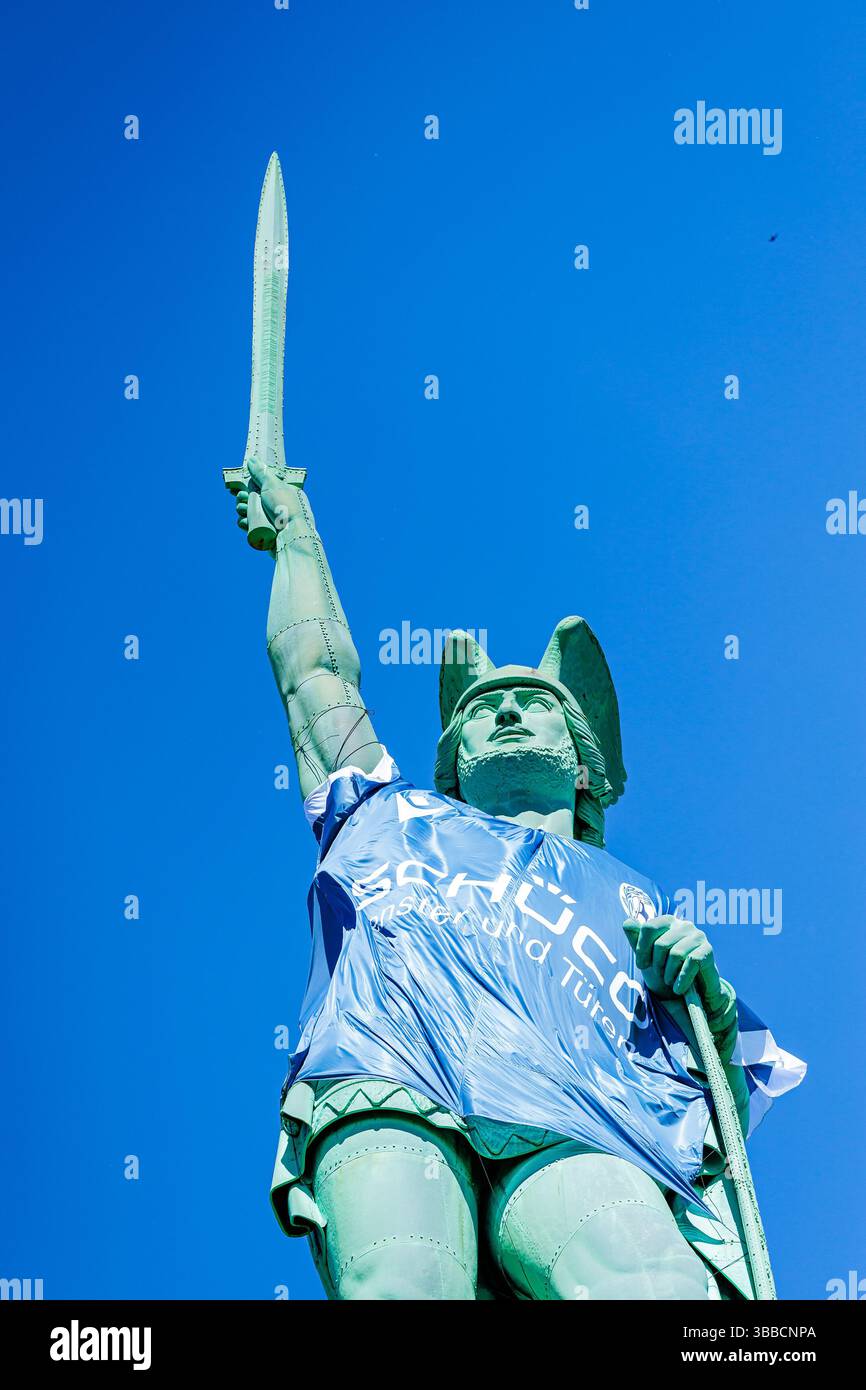 Detmold, Germania. 15 maggio 2025. DAS Hermannsdenkmal in Detmold (Ostwestfalfen-Lippe) wurde im Zuge der Teilnahme des DSC Arminia Bielefeld am finale des DFB-Pokals in ein Arminia Trikot gekleidet, iniitiiert von firma Schueco (Bielefeld) GER, Hermannsdenkmal im Trikot des Arminia Bielefeld, Fussal-Fotofefeld, 2024 2025/Spalitaldner, FozaldFinger-15.05.2025/Spaldner, Fozamb-Fozindzkmal Foto Stock