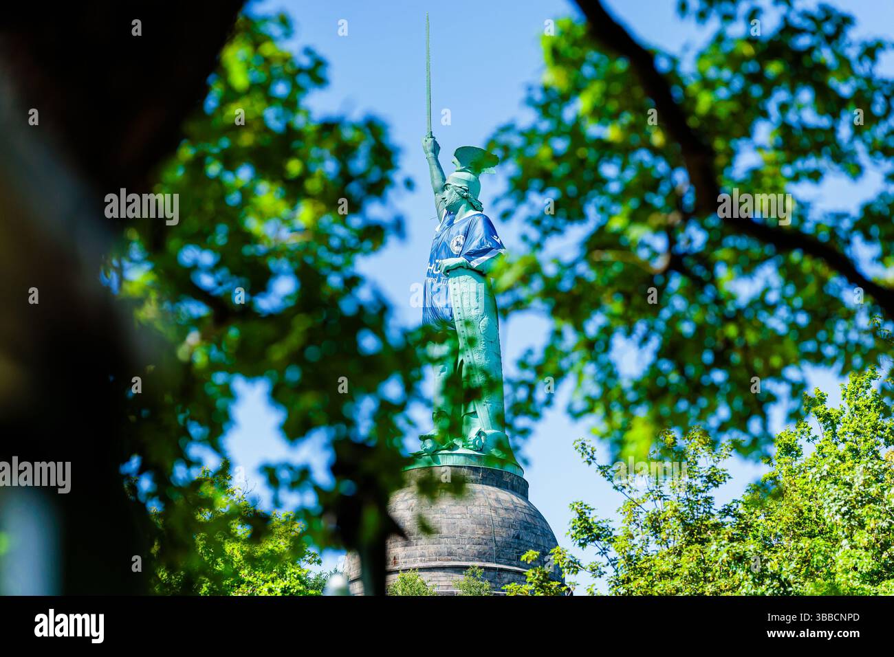 Detmold, Germania. 15 maggio 2025. DAS Hermannsdenkmal in Detmold (Ostwestfalfen-Lippe) wurde im Zuge der Teilnahme des DSC Arminia Bielefeld am finale des DFB-Pokals in ein Arminia Trikot gekleidet, iniitiiert von firma Schueco (Bielefeld) GER, Hermannsdenkmal im Trikot des Arminia Bielefeld, Fussal-Fotofefeld, 2024 2025/Spalitaldner, FozaldFinger-15.05.2025/Spaldner, Fozamb-Fozindzkmal Foto Stock