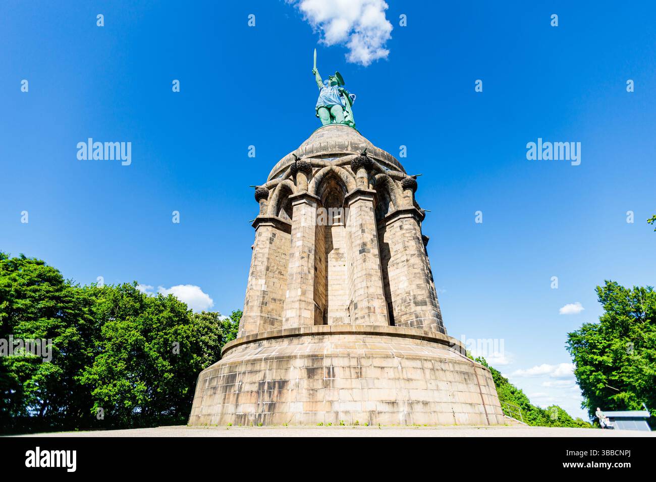 Detmold, Germania. 15 maggio 2025. DAS Hermannsdenkmal in Detmold (Ostwestfalfen-Lippe) wurde im Zuge der Teilnahme des DSC Arminia Bielefeld am finale des DFB-Pokals in ein Arminia Trikot gekleidet, iniitiiert von firma Schueco (Bielefeld) GER, Hermannsdenkmal im Trikot des Arminia Bielefeld, Fussal-Fotofefeld, 2024 2025/Spalitaldner, FozaldFinger-15.05.2025/Spaldner, Fozamb-Fozindzkmal Foto Stock