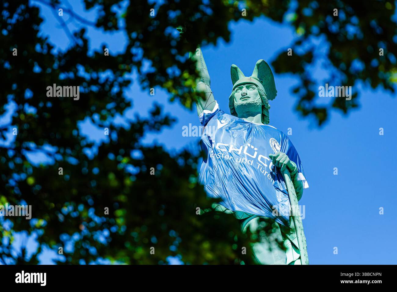 Detmold, Germania. 15 maggio 2025. DAS Hermannsdenkmal in Detmold (Ostwestfalfen-Lippe) wurde im Zuge der Teilnahme des DSC Arminia Bielefeld am finale des DFB-Pokals in ein Arminia Trikot gekleidet, iniitiiert von firma Schueco (Bielefeld) GER, Hermannsdenkmal im Trikot des Arminia Bielefeld, Fussal-Fotofefeld, 2024 2025/Spalitaldner, FozaldFinger-15.05.2025/Spaldner, Fozamb-Fozindzkmal Foto Stock