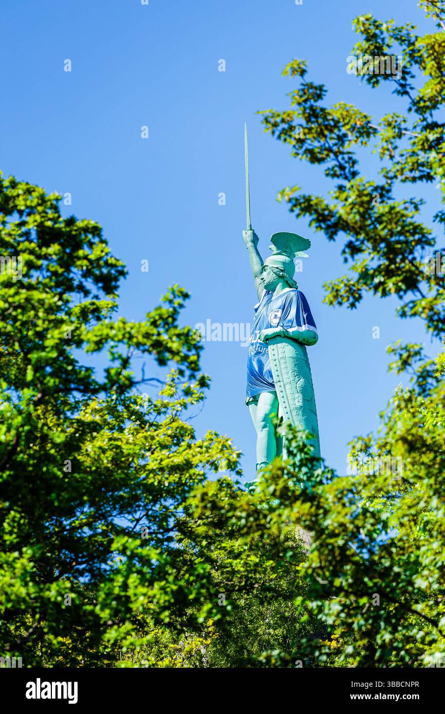 Detmold, Germania. 15 maggio 2025. DAS Hermannsdenkmal in Detmold (Ostwestfalfen-Lippe) wurde im Zuge der Teilnahme des DSC Arminia Bielefeld am finale des DFB-Pokals in ein Arminia Trikot gekleidet, iniitiiert von firma Schueco (Bielefeld) GER, Hermannsdenkmal im Trikot des Arminia Bielefeld, Fussal-Fotofefeld, 2024 2025/Spalitaldner, FozaldFinger-15.05.2025/Spaldner, Fozamb-Fozindzkmal Foto Stock