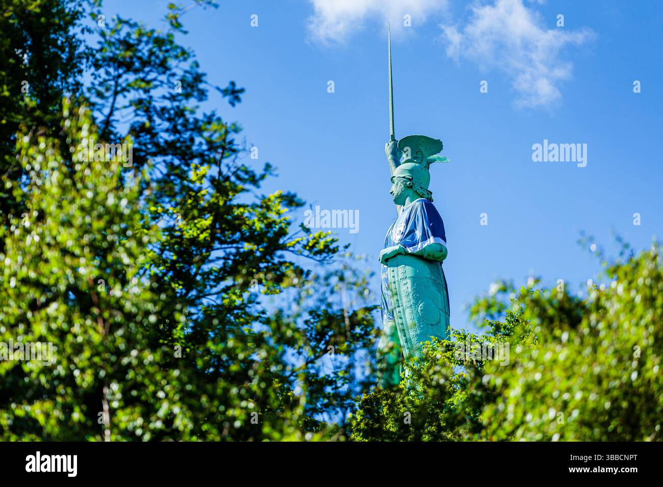 Detmold, Germania. 15 maggio 2025. DAS Hermannsdenkmal in Detmold (Ostwestfalfen-Lippe) wurde im Zuge der Teilnahme des DSC Arminia Bielefeld am finale des DFB-Pokals in ein Arminia Trikot gekleidet, iniitiiert von firma Schueco (Bielefeld) GER, Hermannsdenkmal im Trikot des Arminia Bielefeld, Fussal-Fotofefeld, 2024 2025/Spalitaldner, FozaldFinger-15.05.2025/Spaldner, Fozamb-Fozindzkmal Foto Stock