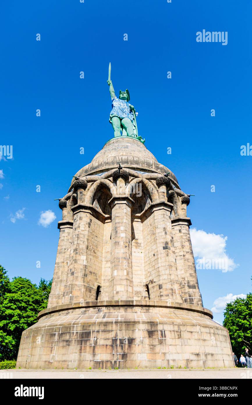 Detmold, Germania. 15 maggio 2025. DAS Hermannsdenkmal in Detmold (Ostwestfalfen-Lippe) wurde im Zuge der Teilnahme des DSC Arminia Bielefeld am finale des DFB-Pokals in ein Arminia Trikot gekleidet, iniitiiert von firma Schueco (Bielefeld) GER, Hermannsdenkmal im Trikot des Arminia Bielefeld, Fussal-Fotofefeld, 2024 2025/Spalitaldner, FozaldFinger-15.05.2025/Spaldner, Fozamb-Fozindzkmal Foto Stock