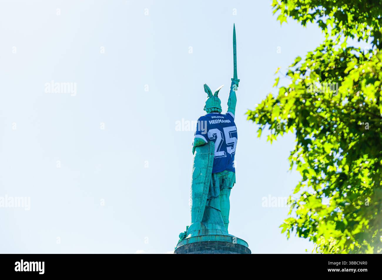 Detmold, Germania. 15 maggio 2025. DAS Hermannsdenkmal in Detmold (Ostwestfalfen-Lippe) wurde im Zuge der Teilnahme des DSC Arminia Bielefeld am finale des DFB-Pokals in ein Arminia Trikot gekleidet, iniitiiert von firma Schueco (Bielefeld) GER, Hermannsdenkmal im Trikot des Arminia Bielefeld, Fussal-Fotofefeld, 2024 2025/Spalitaldner, FozaldFinger-15.05.2025/Spaldner, Fozamb-Fozindzkmal Foto Stock