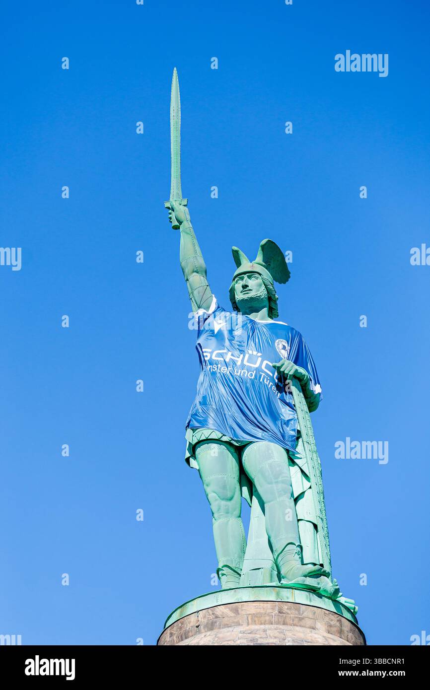 Detmold, Germania. 15 maggio 2025. DAS Hermannsdenkmal in Detmold (Ostwestfalfen-Lippe) wurde im Zuge der Teilnahme des DSC Arminia Bielefeld am finale des DFB-Pokals in ein Arminia Trikot gekleidet, iniitiiert von firma Schueco (Bielefeld) GER, Hermannsdenkmal im Trikot des Arminia Bielefeld, Fussal-Fotofefeld, 2024 2025/Spalitaldner, FozaldFinger-15.05.2025/Spaldner, Fozamb-Fozindzkmal Foto Stock